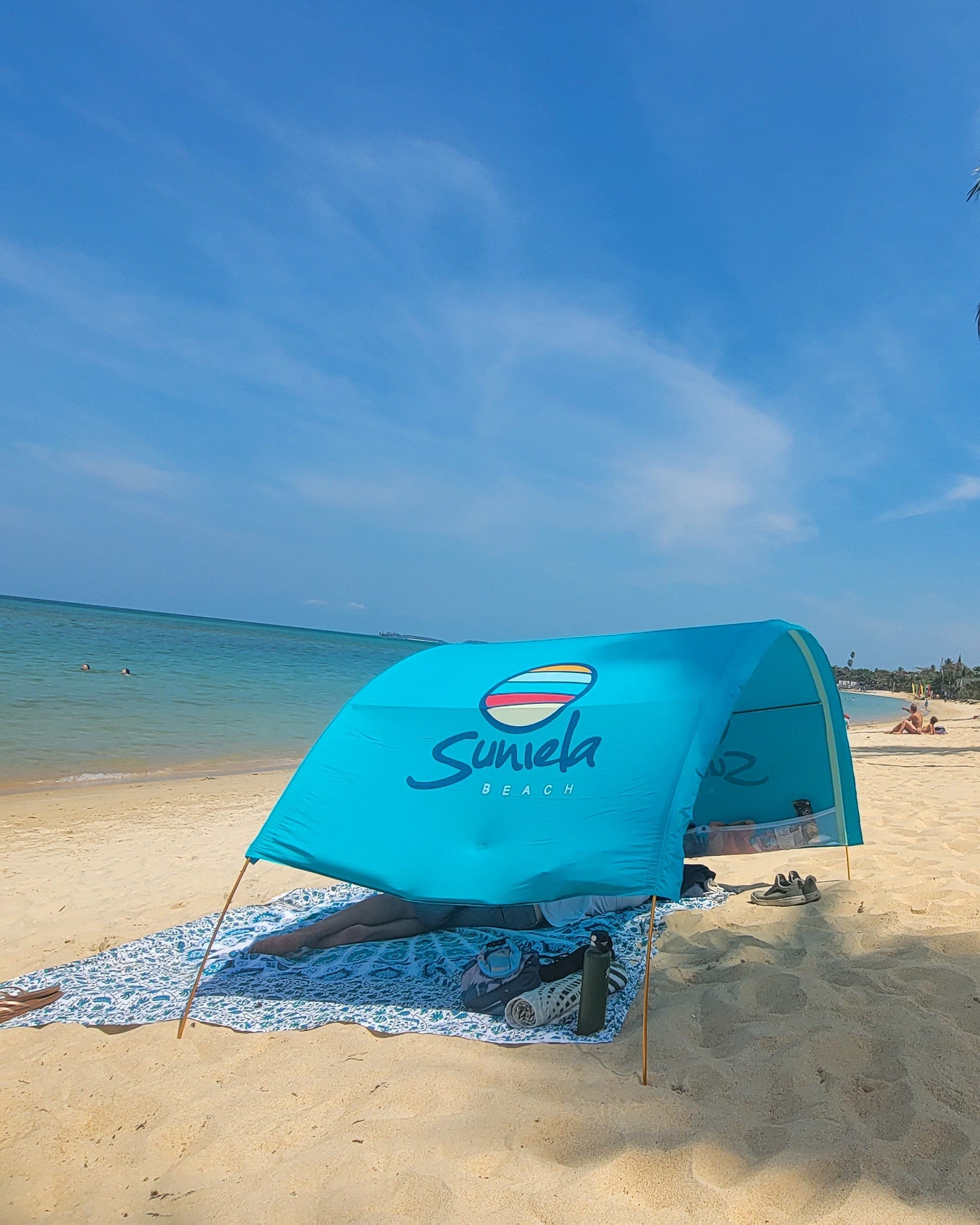 Side view of Turquoise Suniela Travel-Ready shade cabana on beach