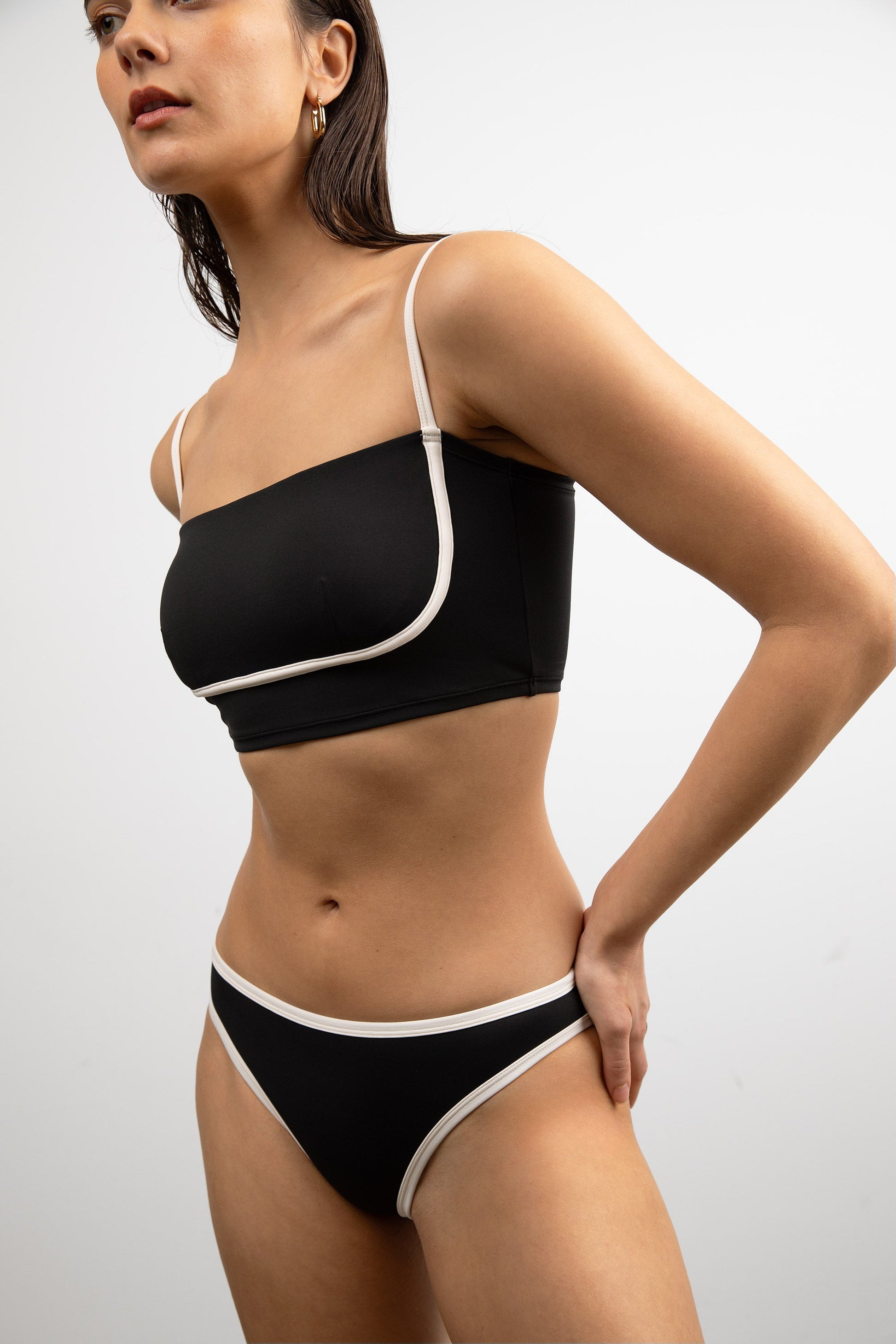 BAS DE BIKINI TAILLE BASSE À DÉTAILS CONTRASTÉS