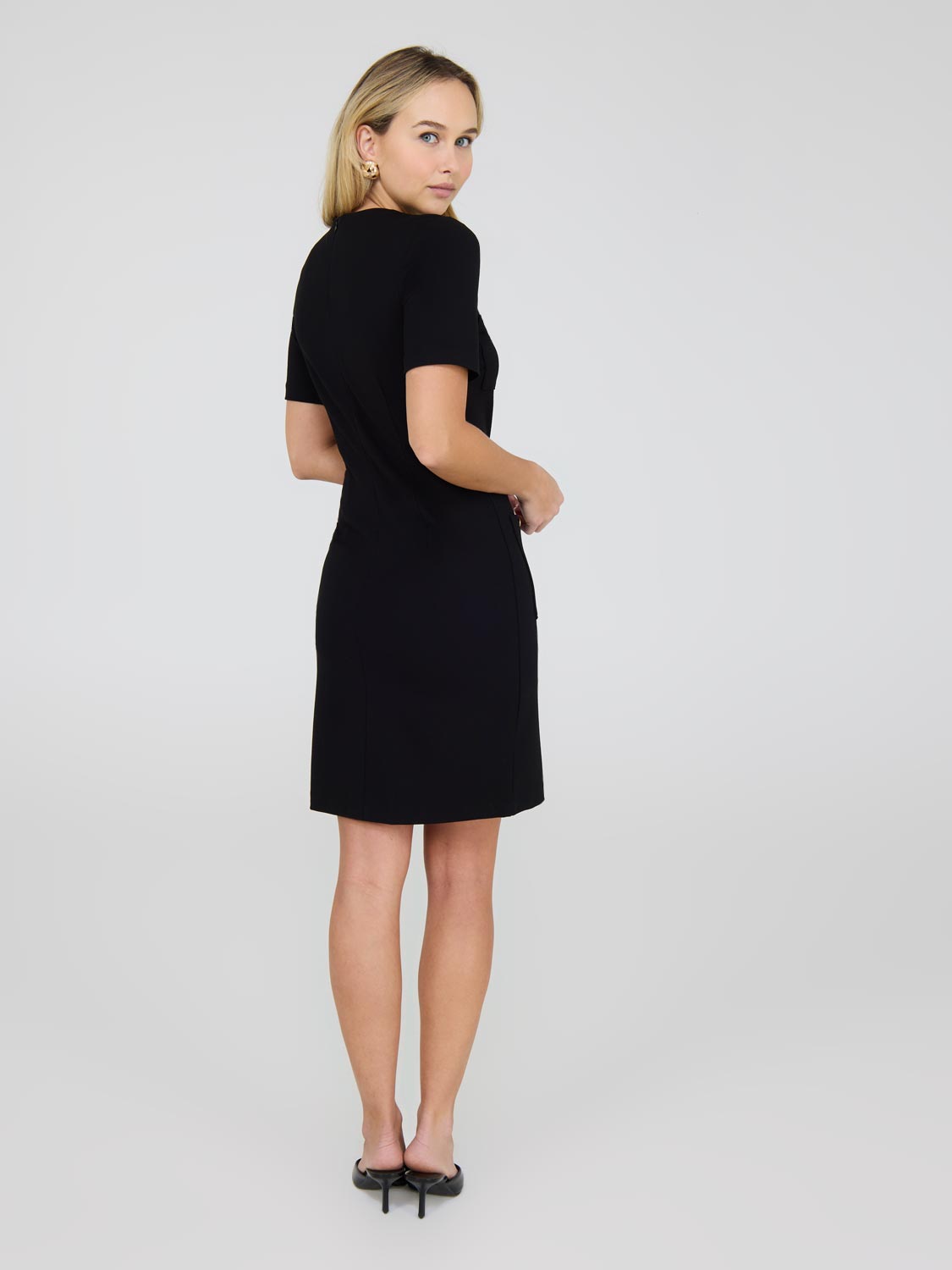 Robe boutonnée à manches courtes sur le devant