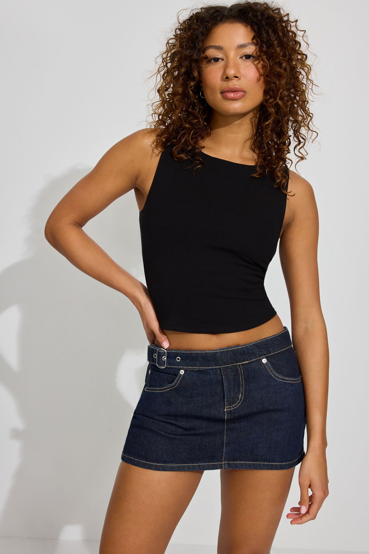 Mini-jupe en jean avec ceinture