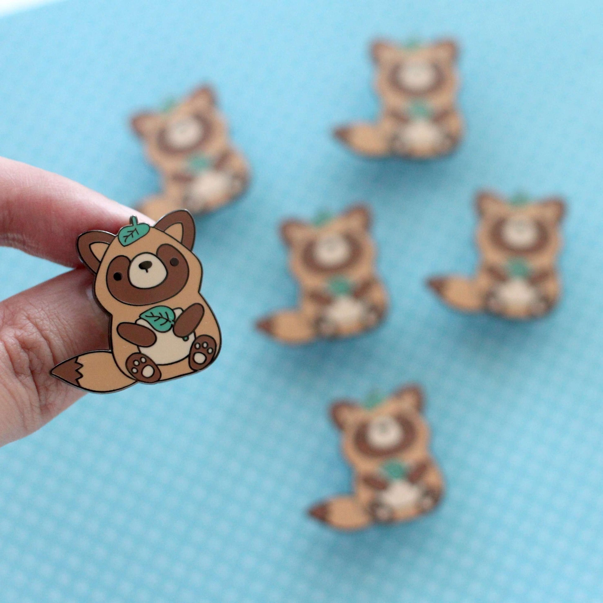 Broche émaillée Tanuki - Broche raton laveur japonais - Cadeau Yokai
