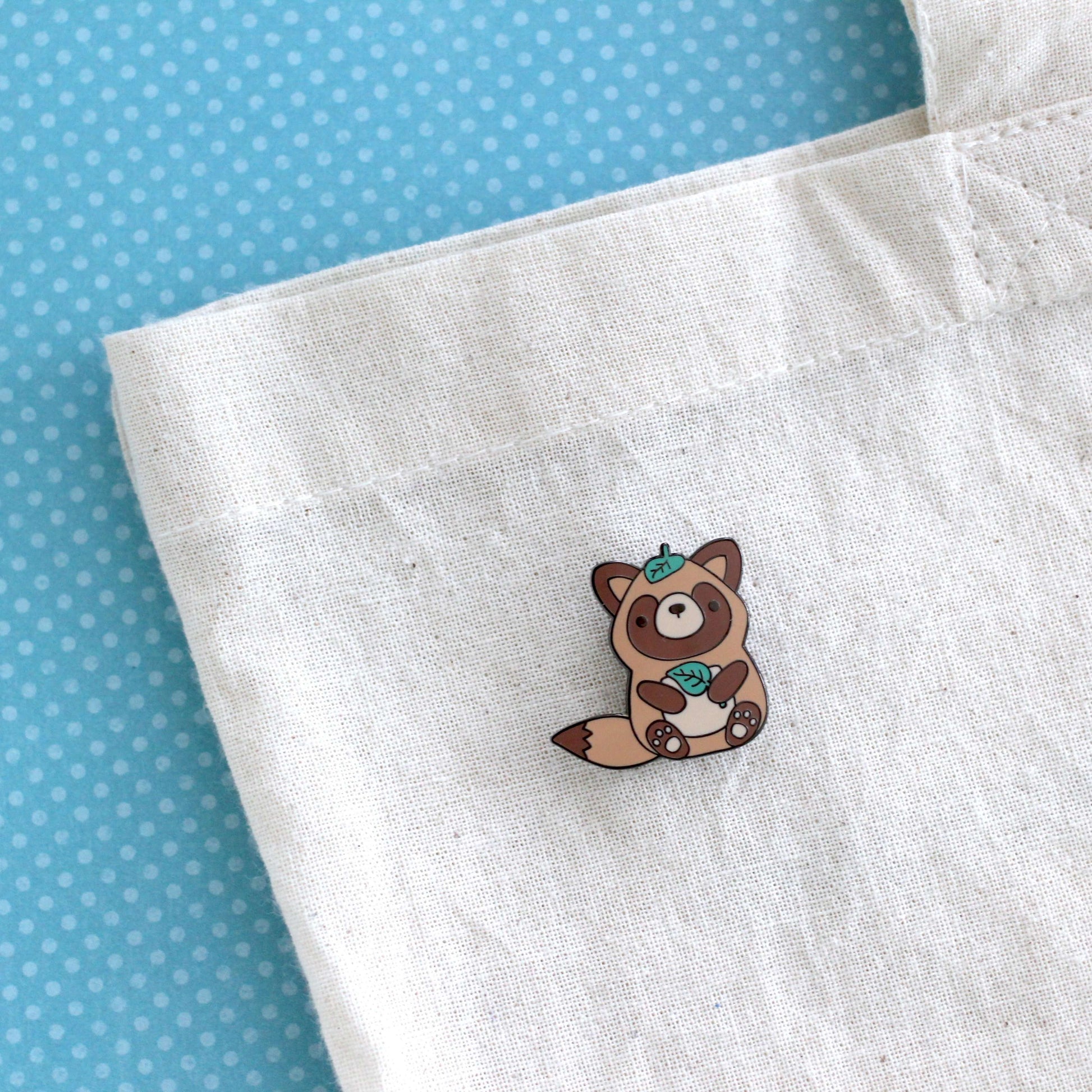Broche émaillée Tanuki - Broche raton laveur japonais - Cadeau Yokai