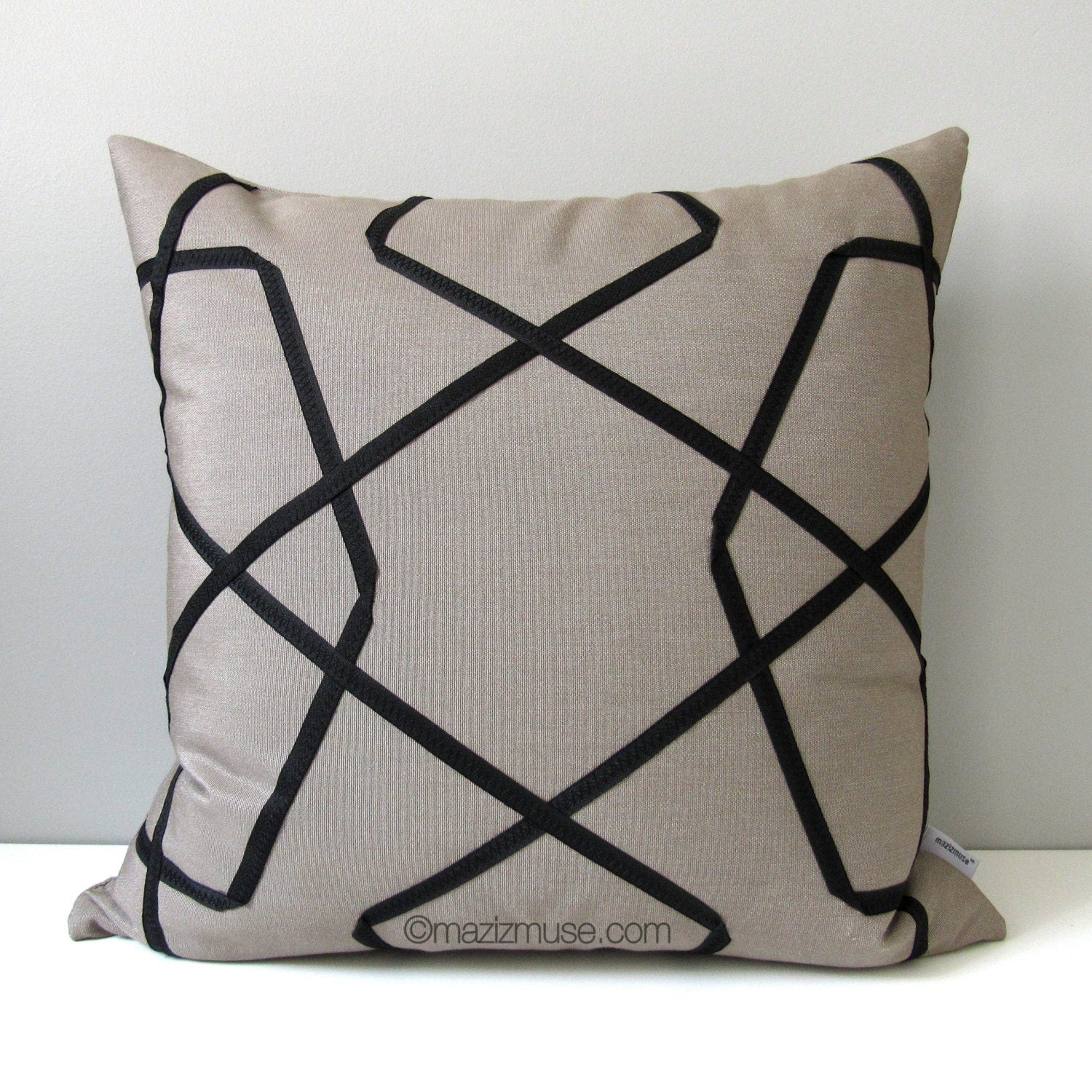 Housse de coussin d'extérieur Sunbrella® noir et taupe, housse de coussin géométrique