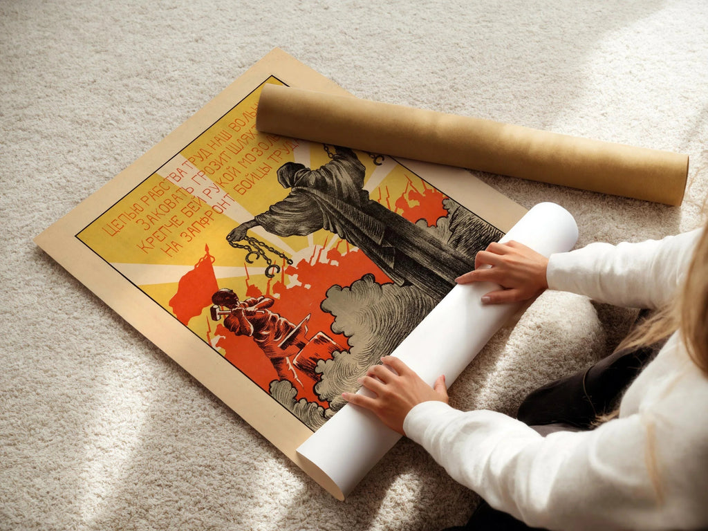 En avant, combattants du travail ! — Affiche de propagande soviétique rouge et jaune saisissante | Estampe vintage de la révolution communiste (disponible encadrée)