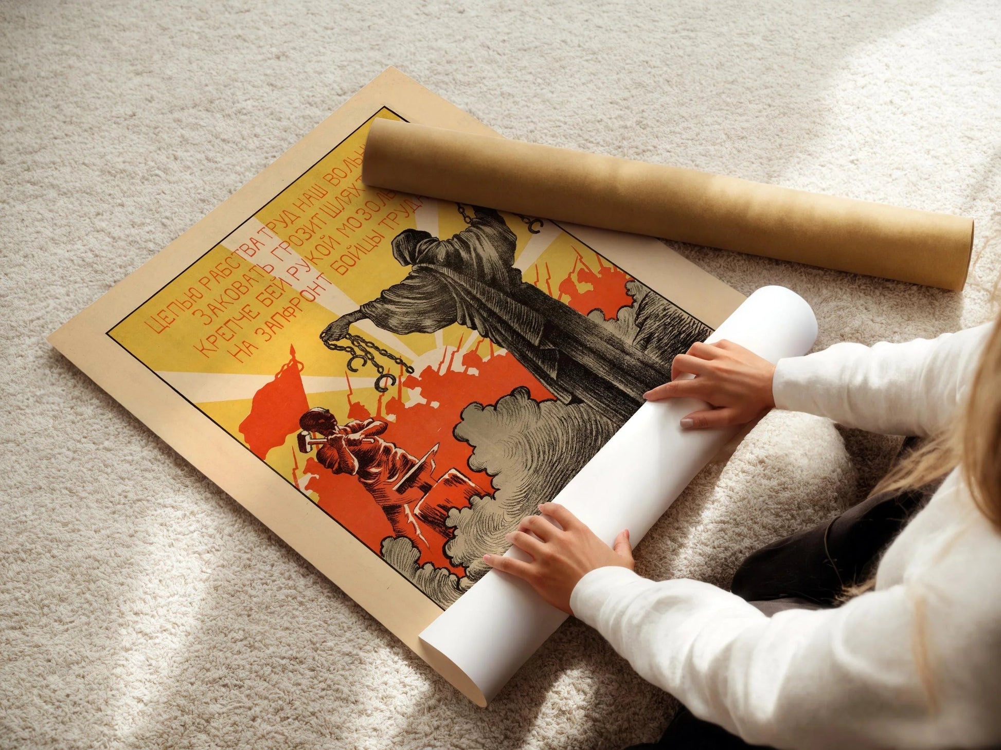 En avant, combattants du travail ! — Affiche de propagande soviétique rouge et jaune saisissante | Estampe vintage de la révolution communiste (disponible encadrée)