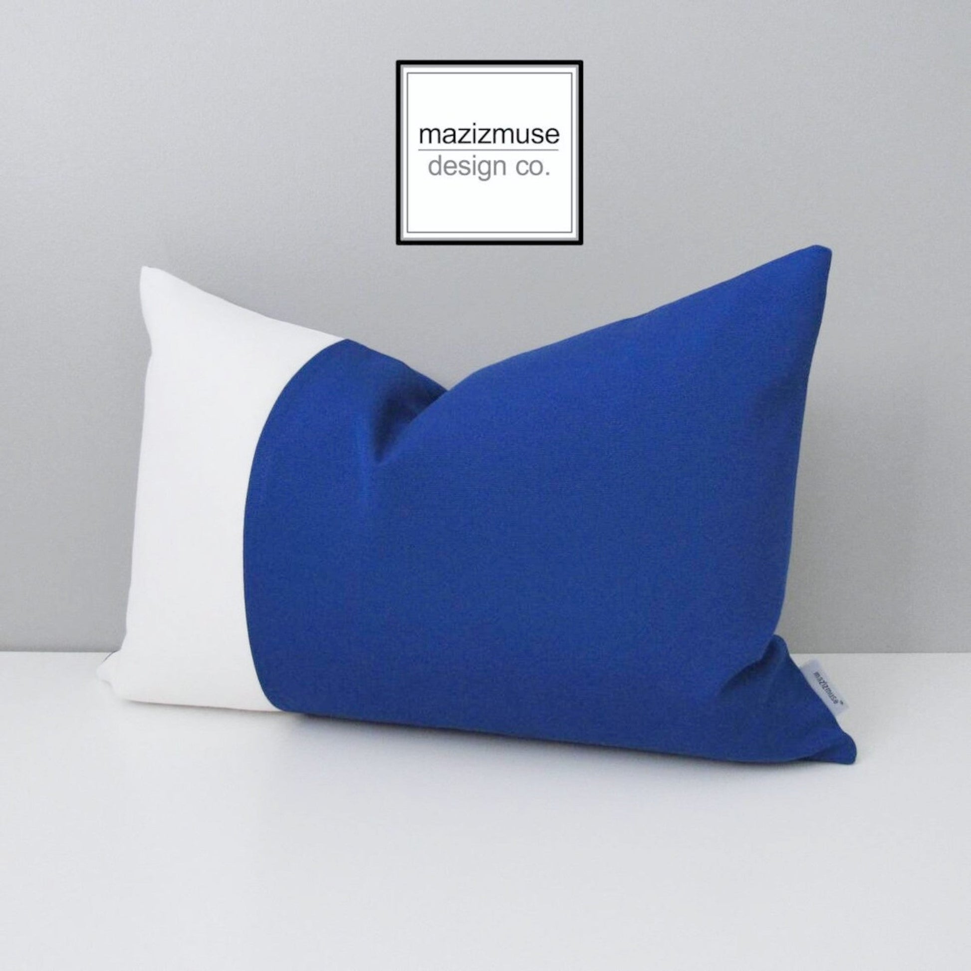 Housse de coussin d'extérieur Sunbrella® bleu véritable avec bloc de couleur blanc, coussins modernes