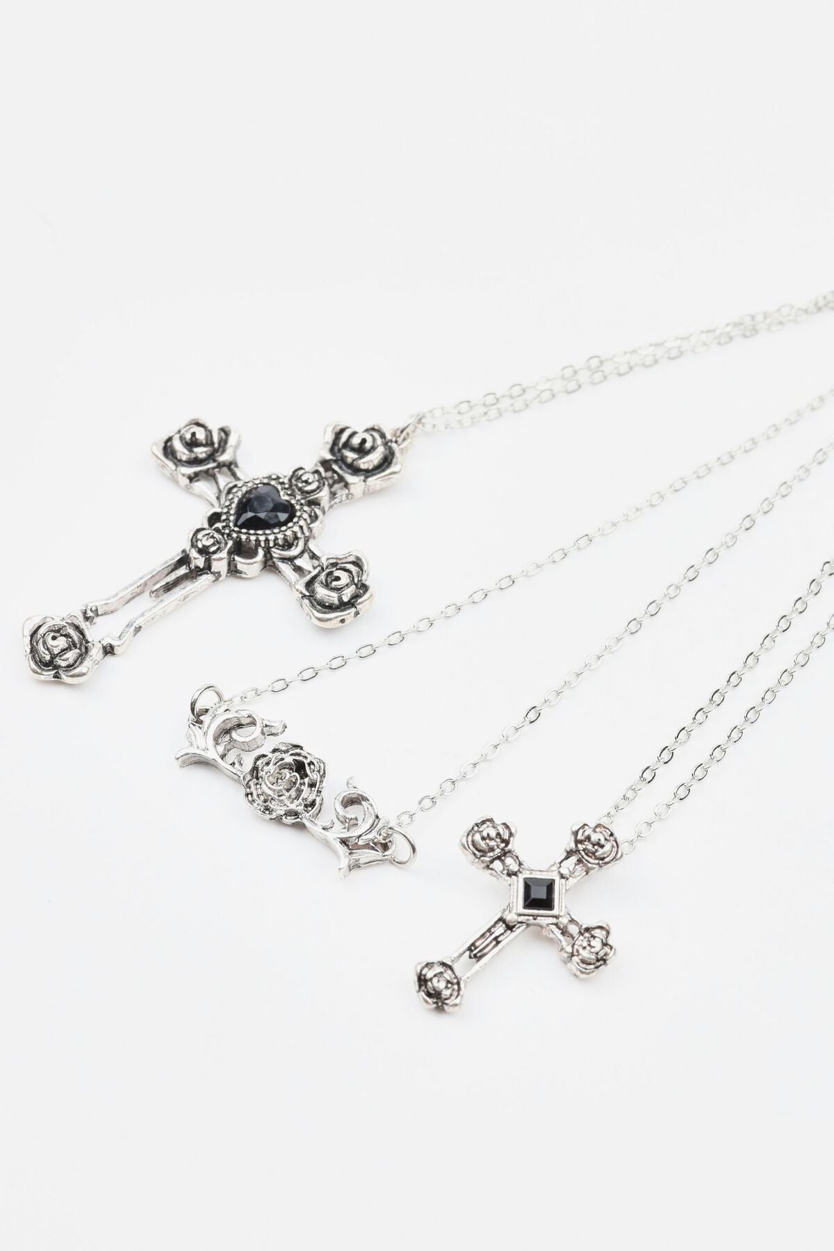 Ensemble de 3 colliers fleurs, croix et roses