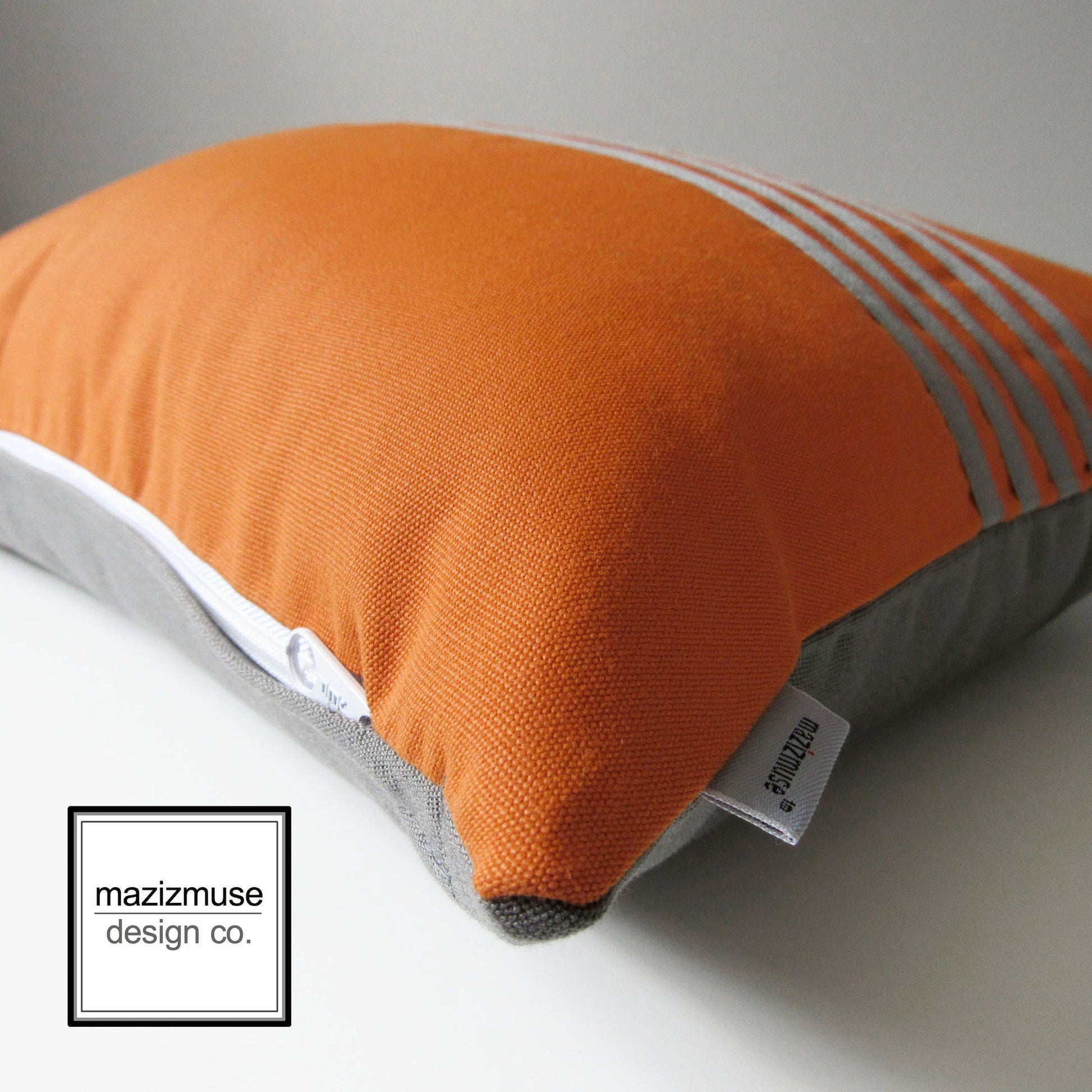 Housse de coussin d'extérieur en tissu Sunbrella® orange toscan à rayures grises, coussins rayés 