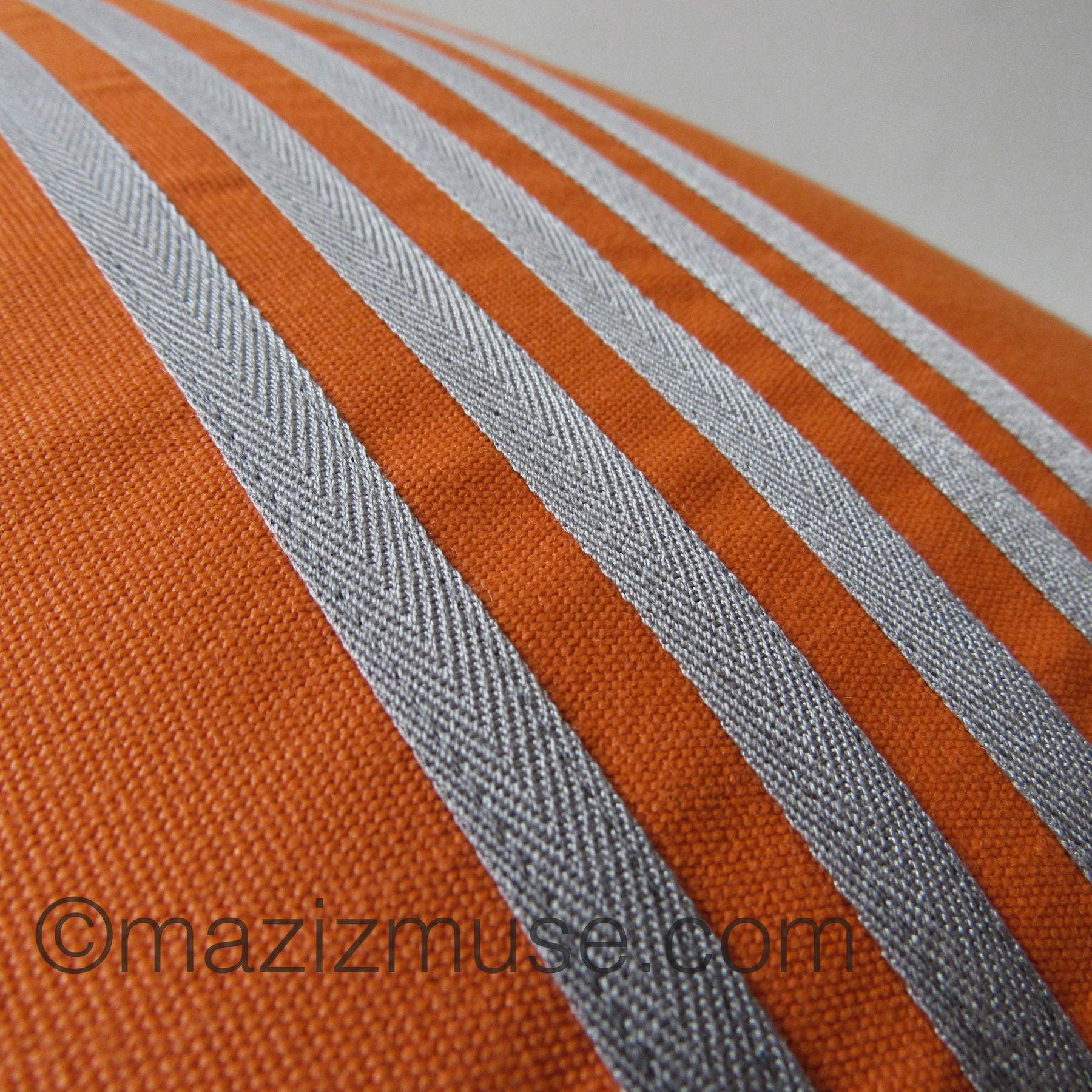 Housse de coussin d'extérieur en tissu Sunbrella® orange toscan à rayures grises, coussins rayés 