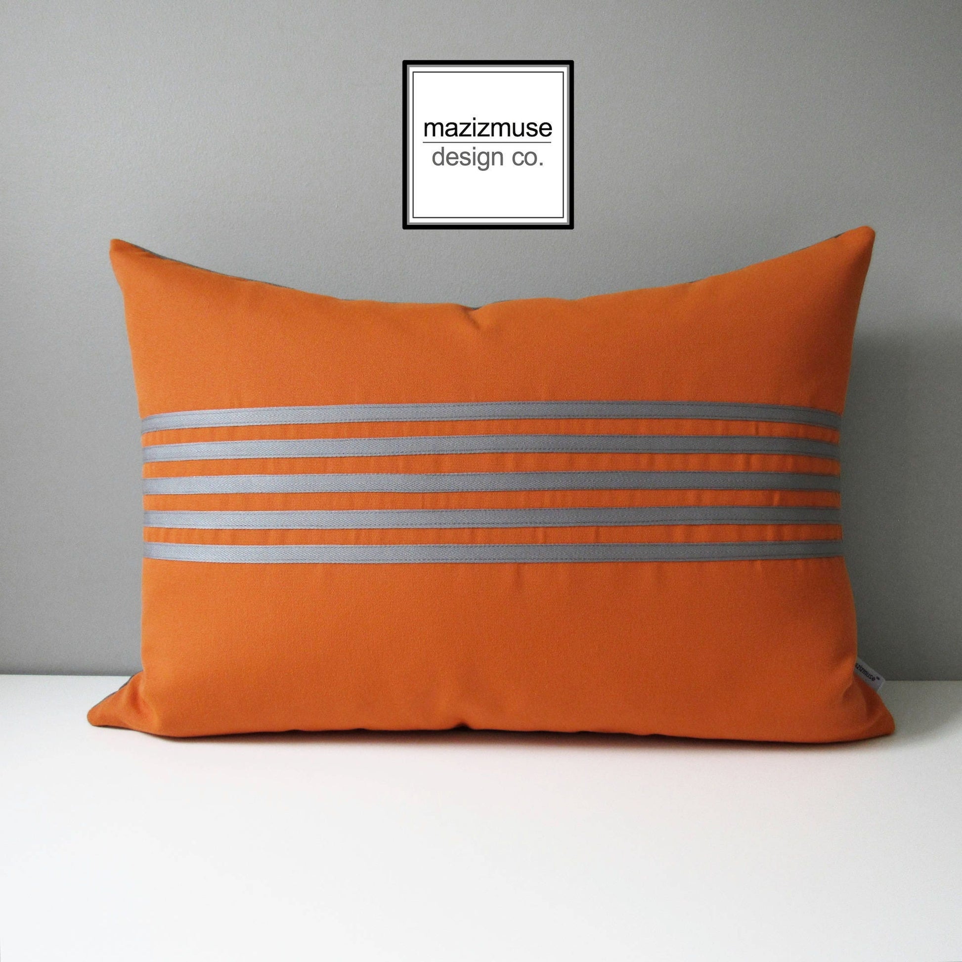 Housse de coussin d'extérieur en tissu Sunbrella® orange toscan à rayures grises, coussins rayés 