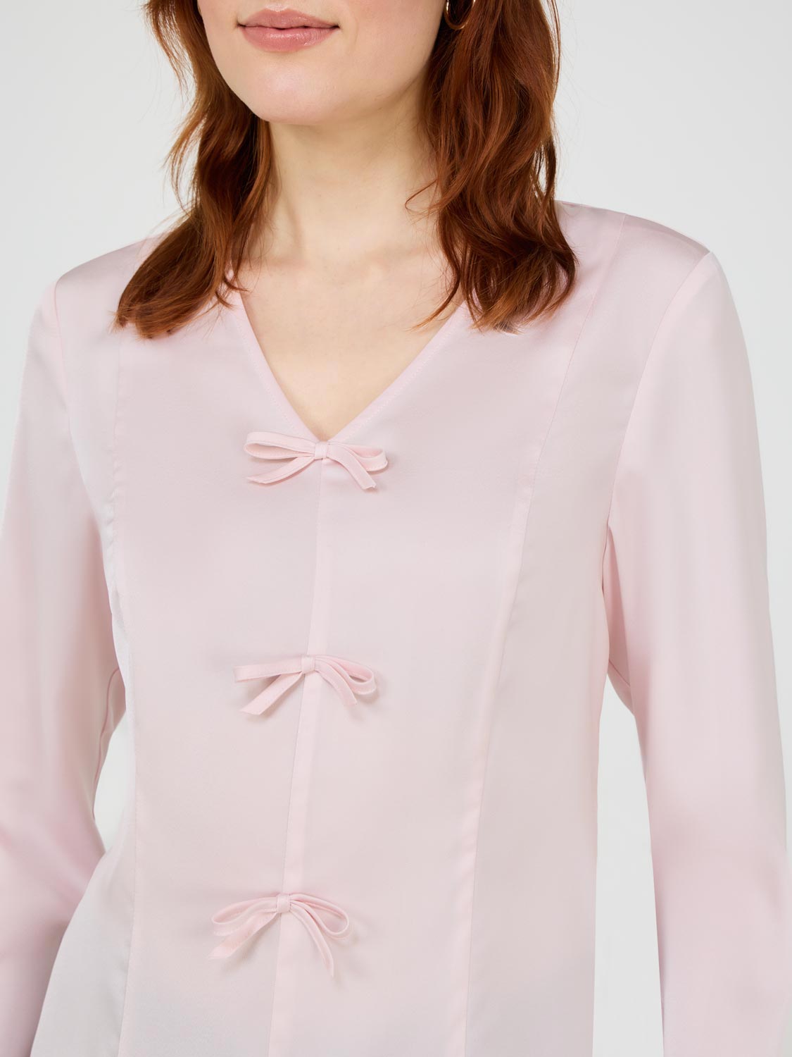 Chemisier en satin avec nœud