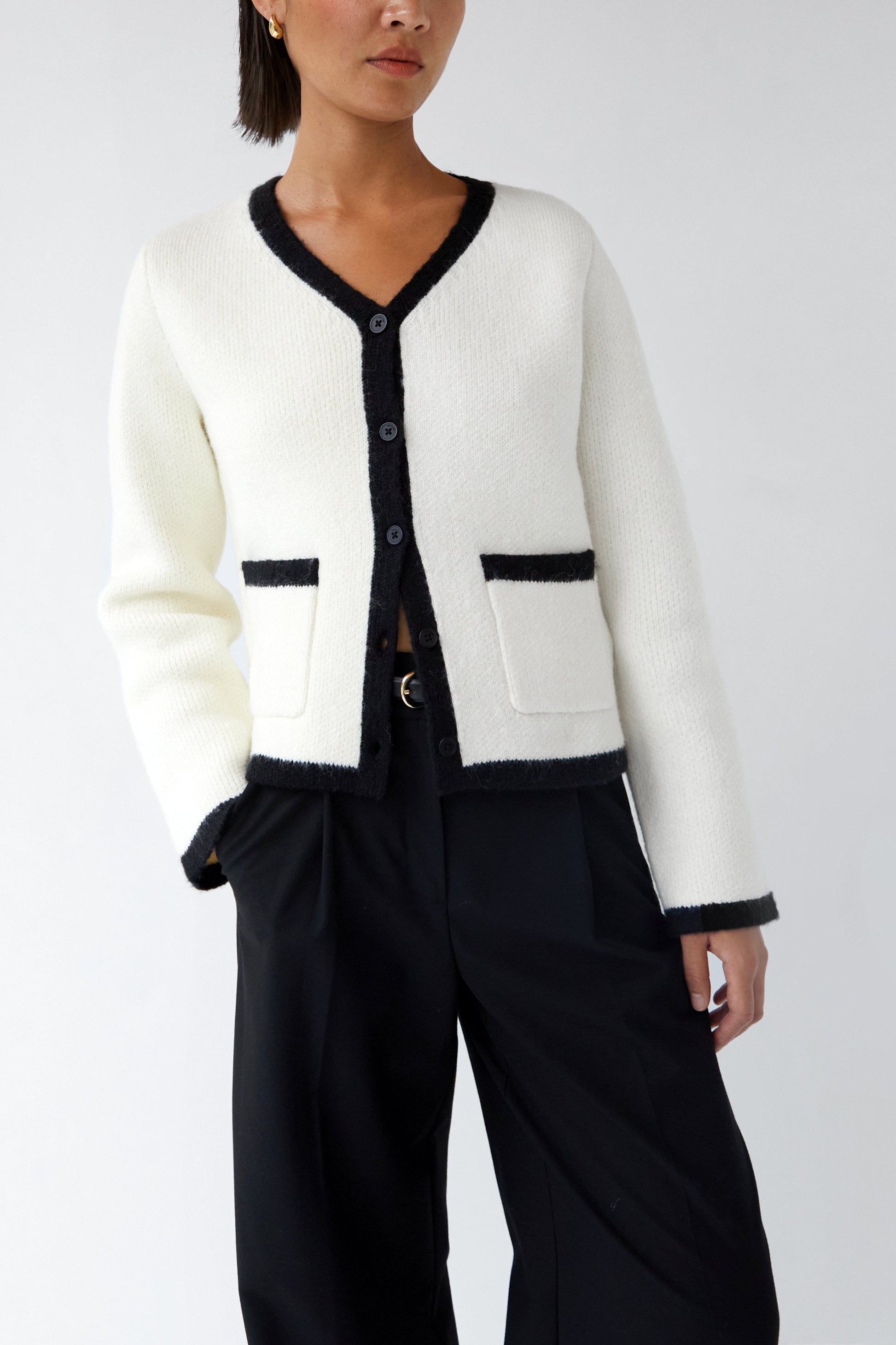 CARDIGAN BOUTONNÉ À BORDURES CONTRASTÉES
