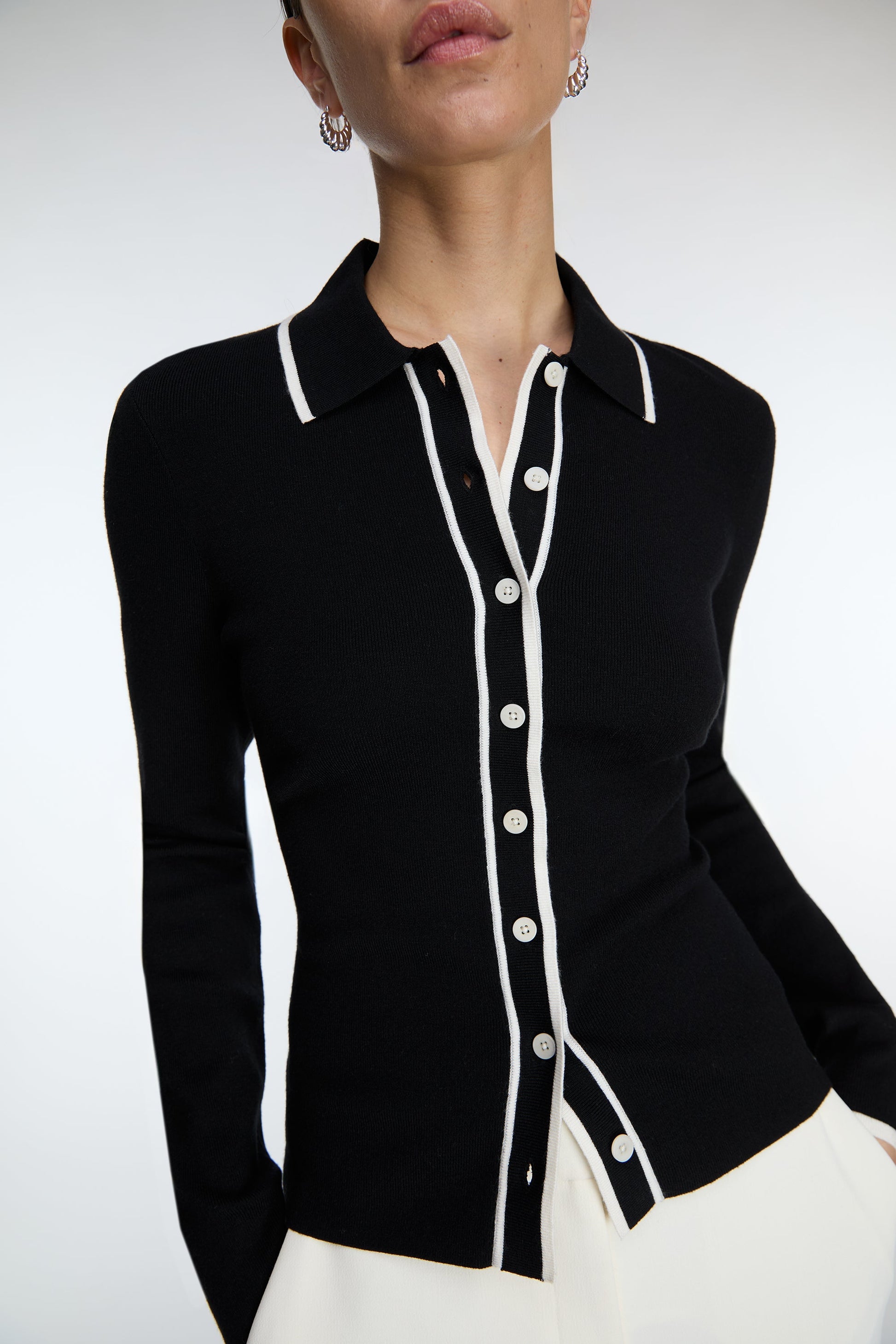 CARDIGAN À COL ET BOUTONNAGE CONTRASTÉ SUR LE DEVANT