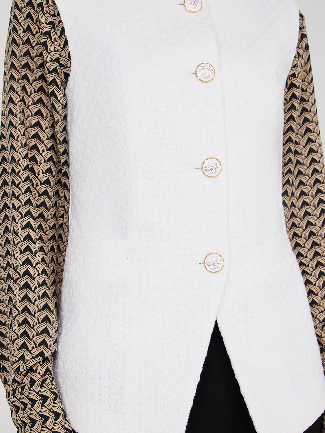 Gilet boutonné en boucle sur le devant