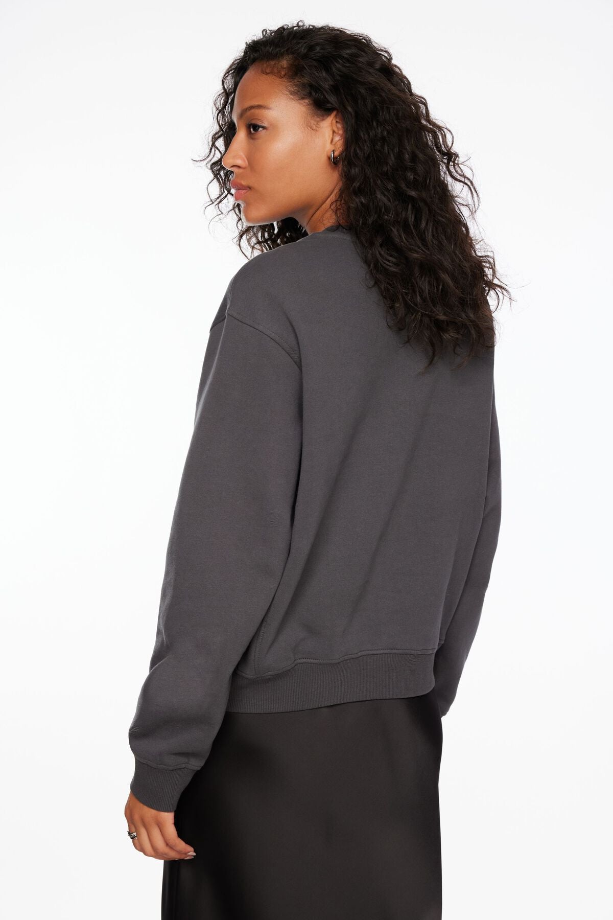 Sweat-shirt classique à col rond et appliqué