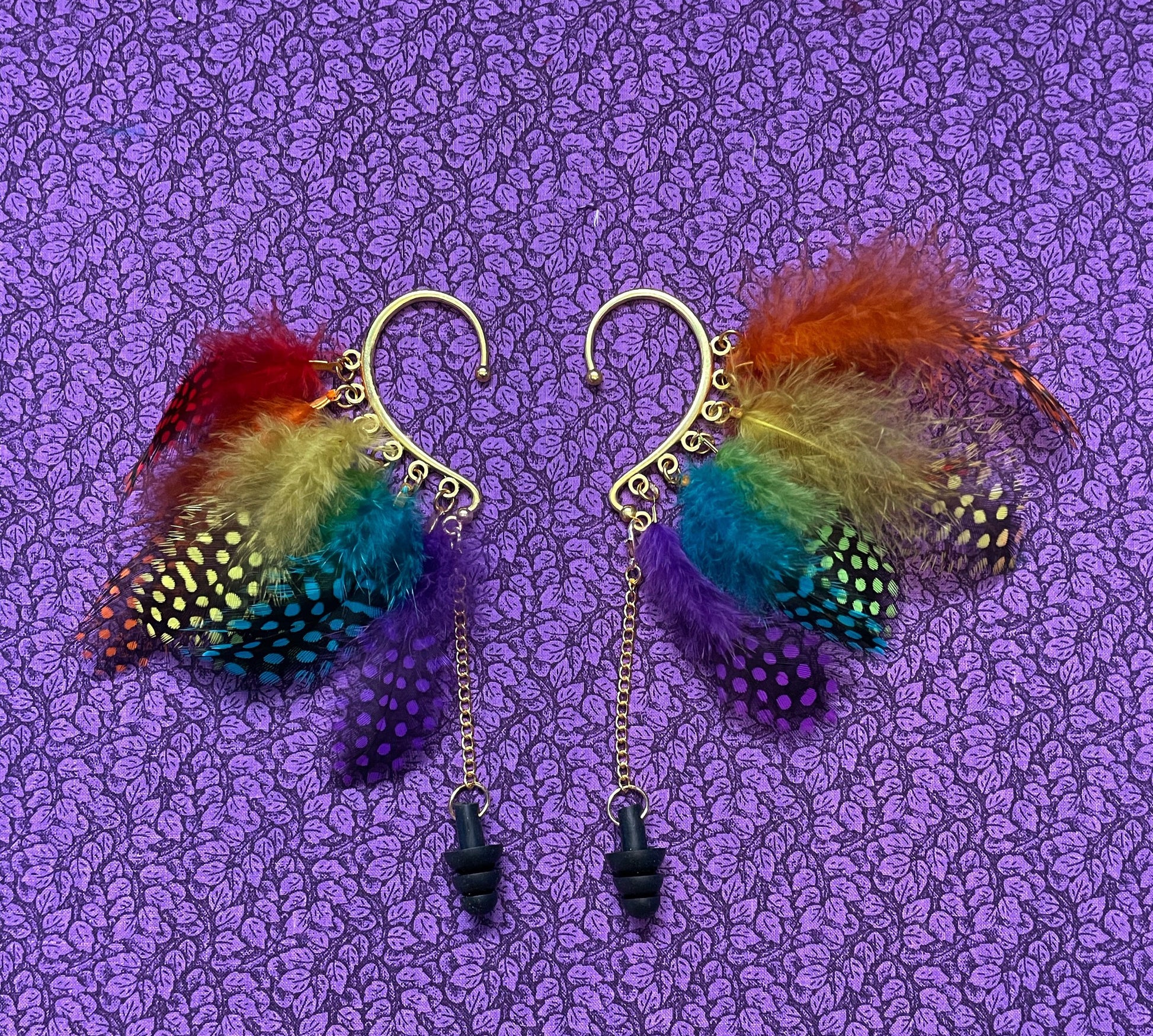 Manchette d'oreille sensorielle avec drapeau arc-en-ciel à plumes et bouchons d'oreille en silicone noir