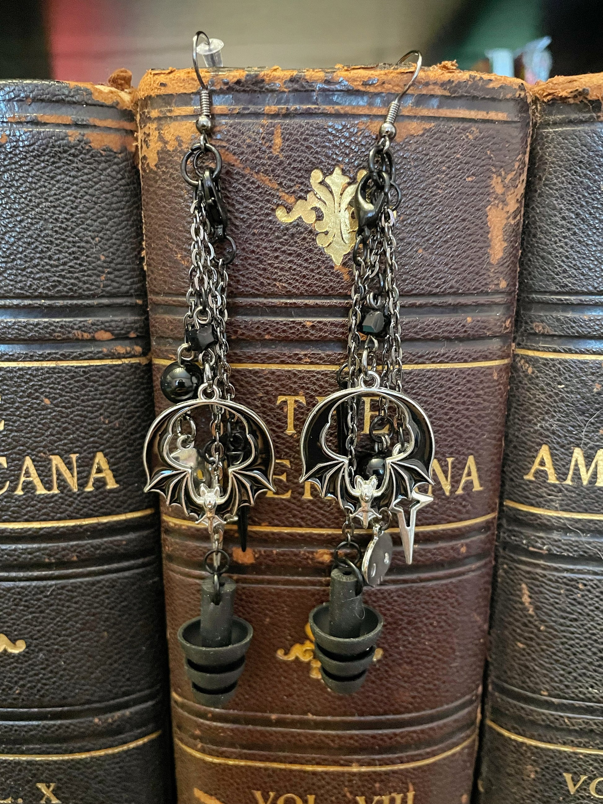 Boucles d'oreilles sensorielles gothiques chauve-souris et crânes