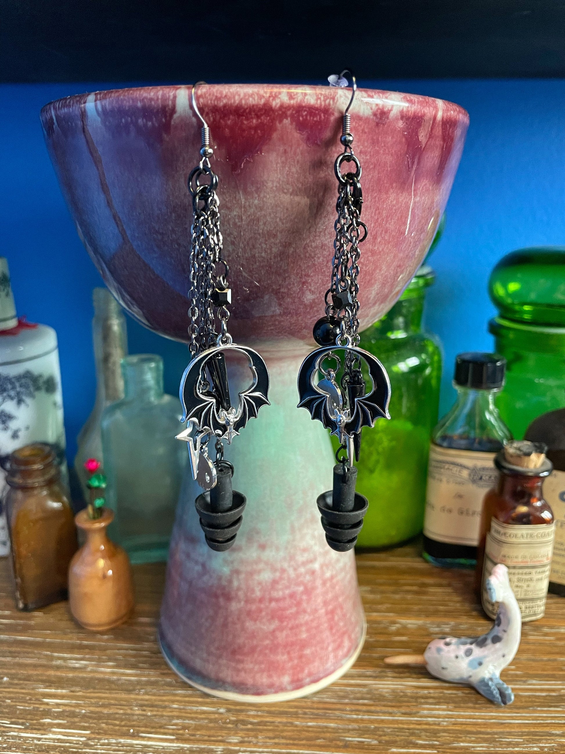 Boucles d'oreilles sensorielles gothiques chauve-souris et crânes