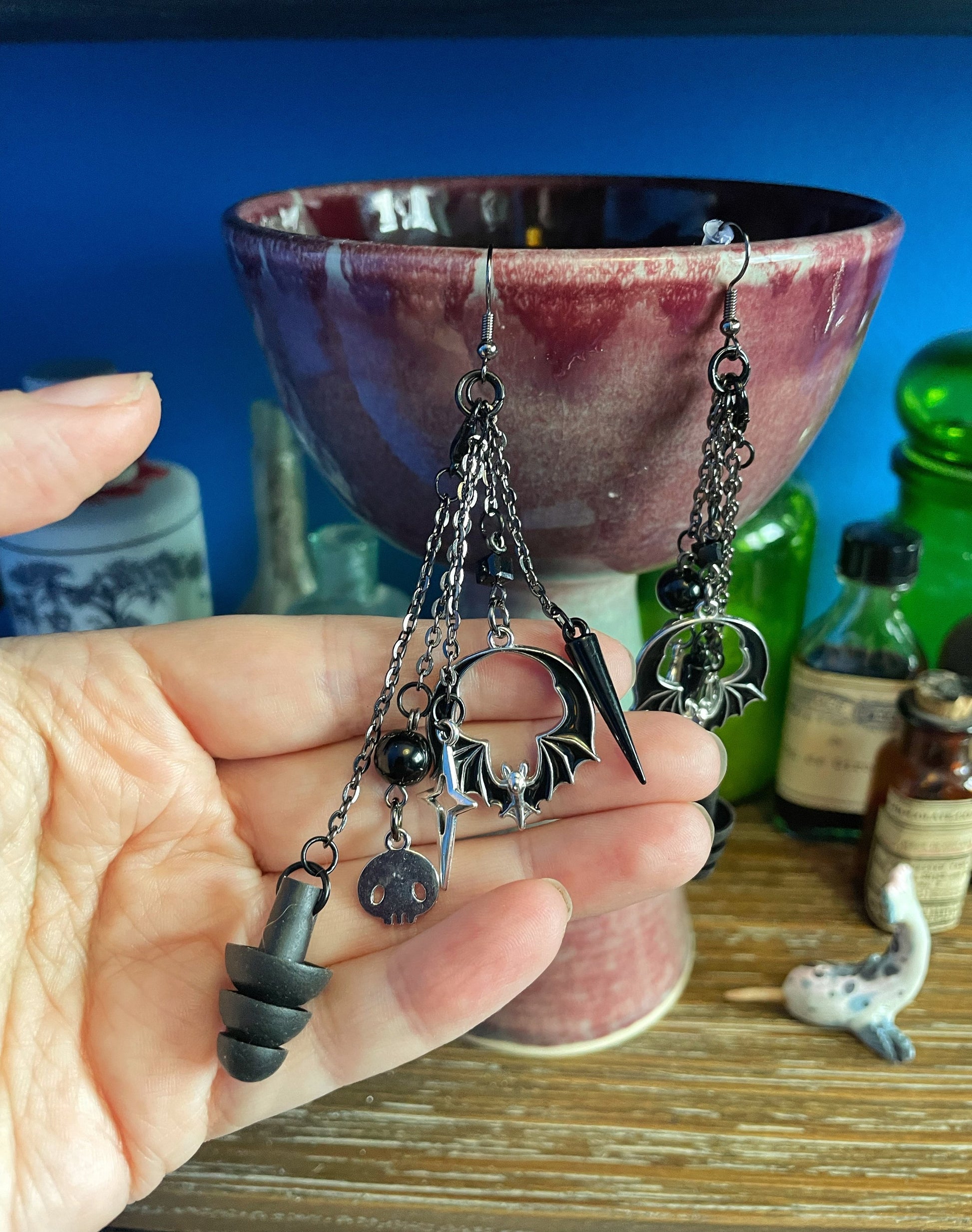 Boucles d'oreilles sensorielles gothiques chauve-souris et crânes
