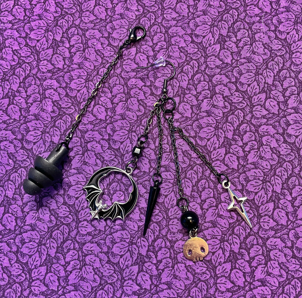 Boucles d'oreilles sensorielles gothiques chauve-souris et crânes