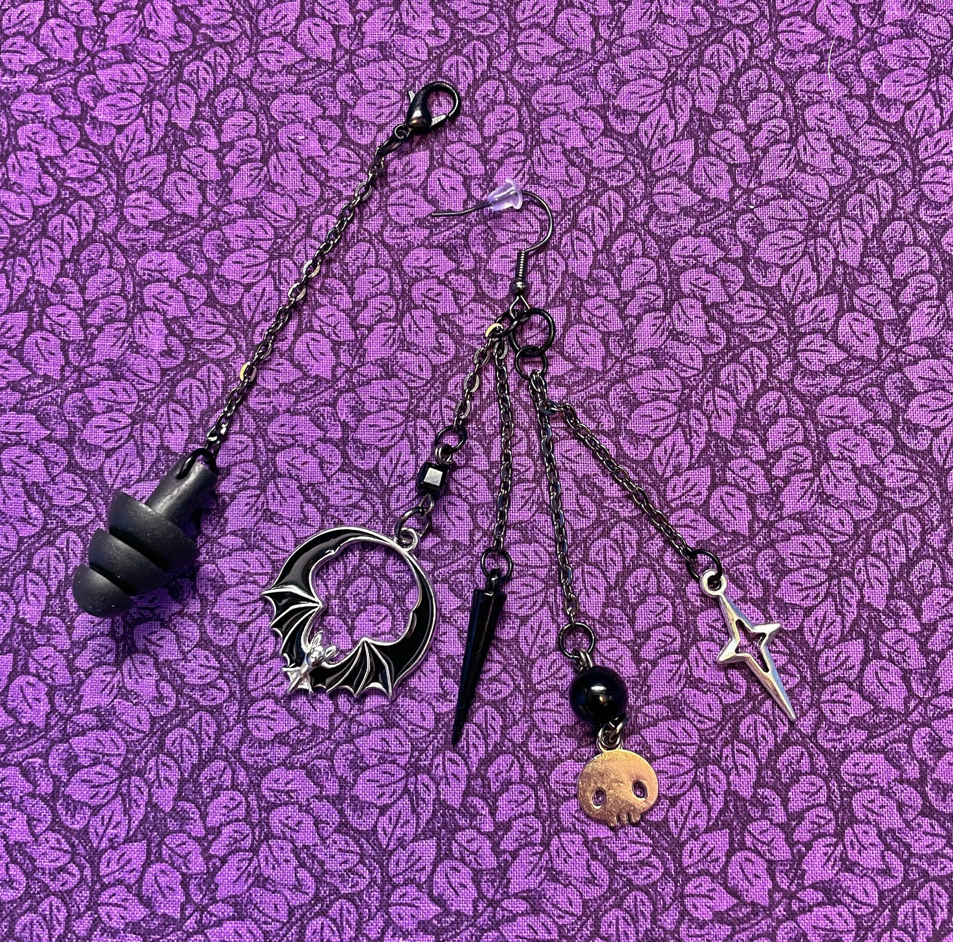 Boucles d'oreilles sensorielles gothiques chauve-souris et crânes