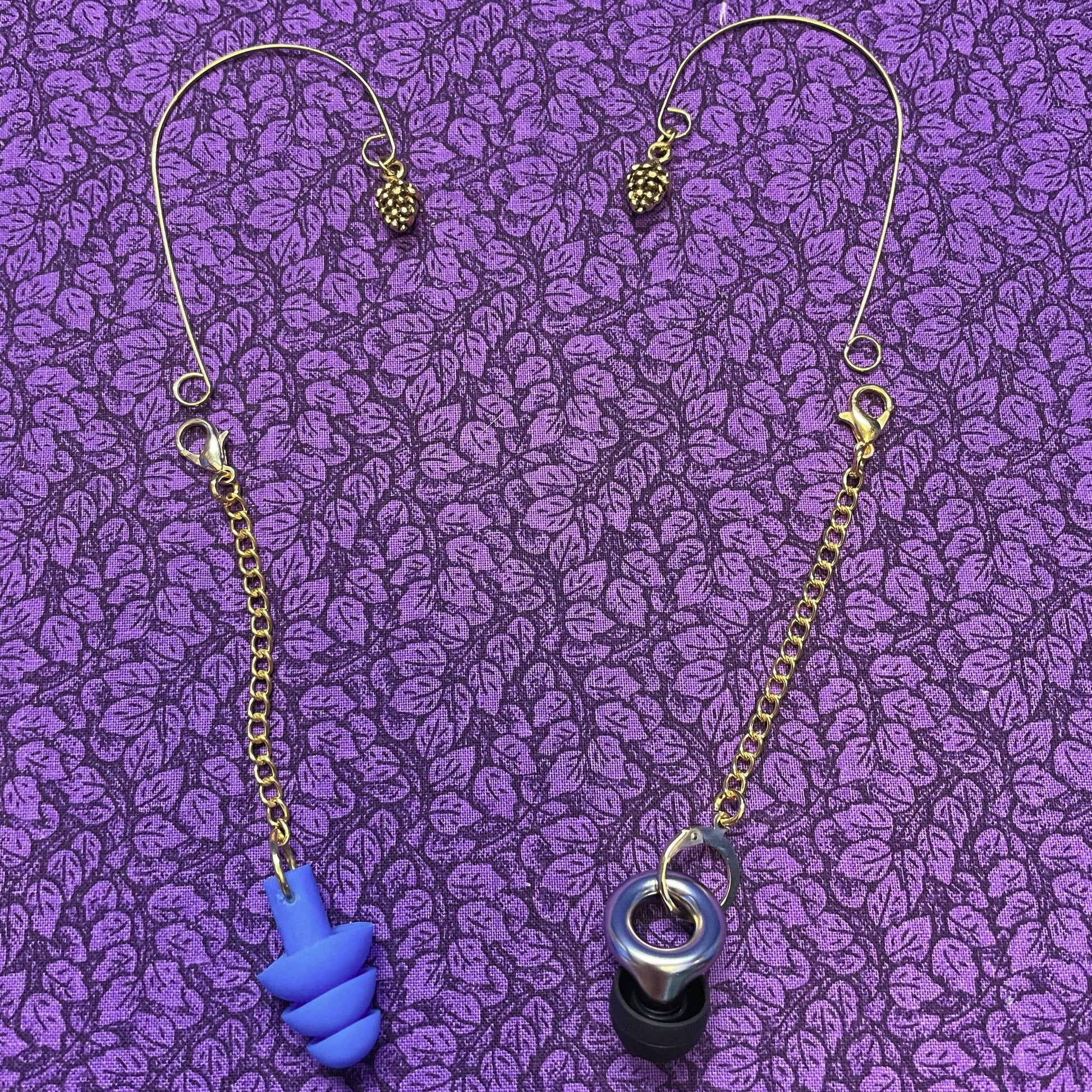 Boucles d'oreilles sensorielles minimalistes et légères - à porter sans oreilles percées - Couleur or 