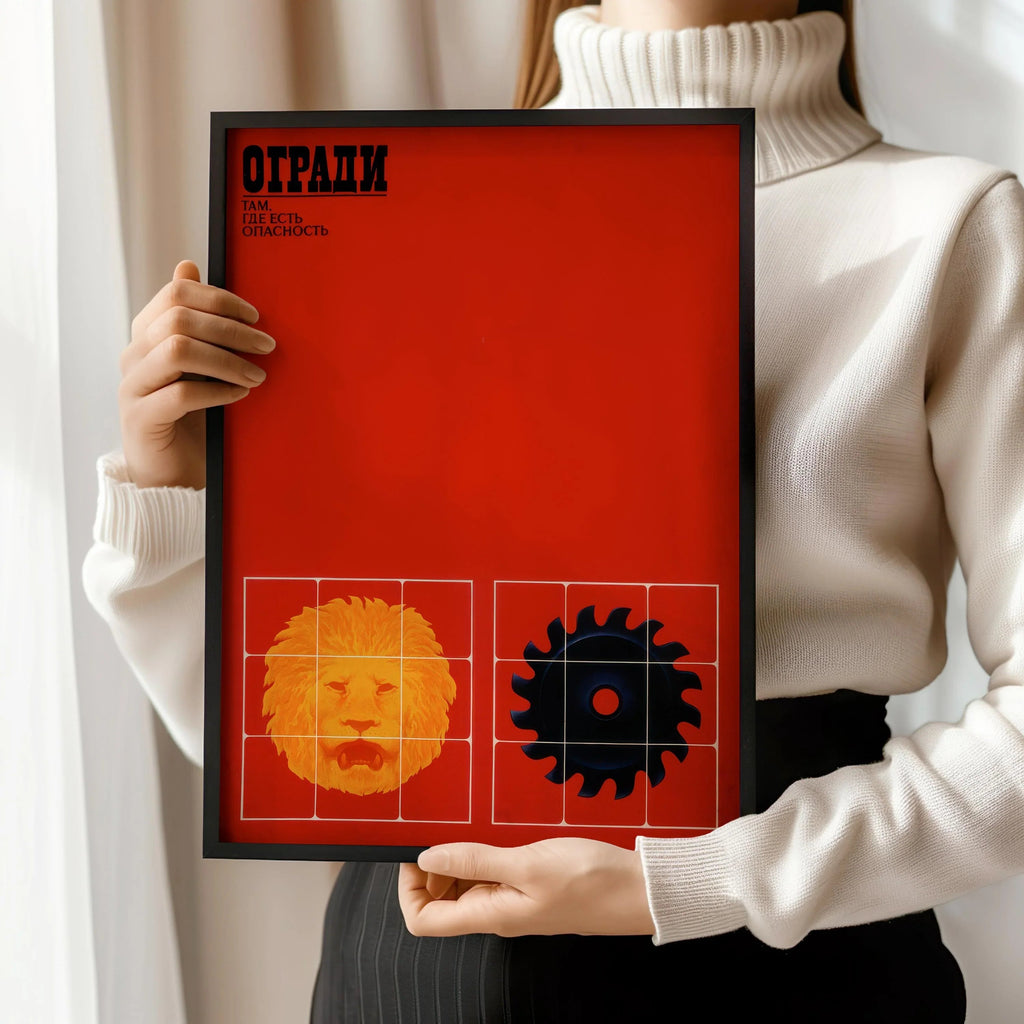 V. Strimaitis – Clôturez le danger | Affiche de sécurité soviétique rouge percutante | Estampe vintage de la Révolution communiste (disponible encadrée ou non encadrée)