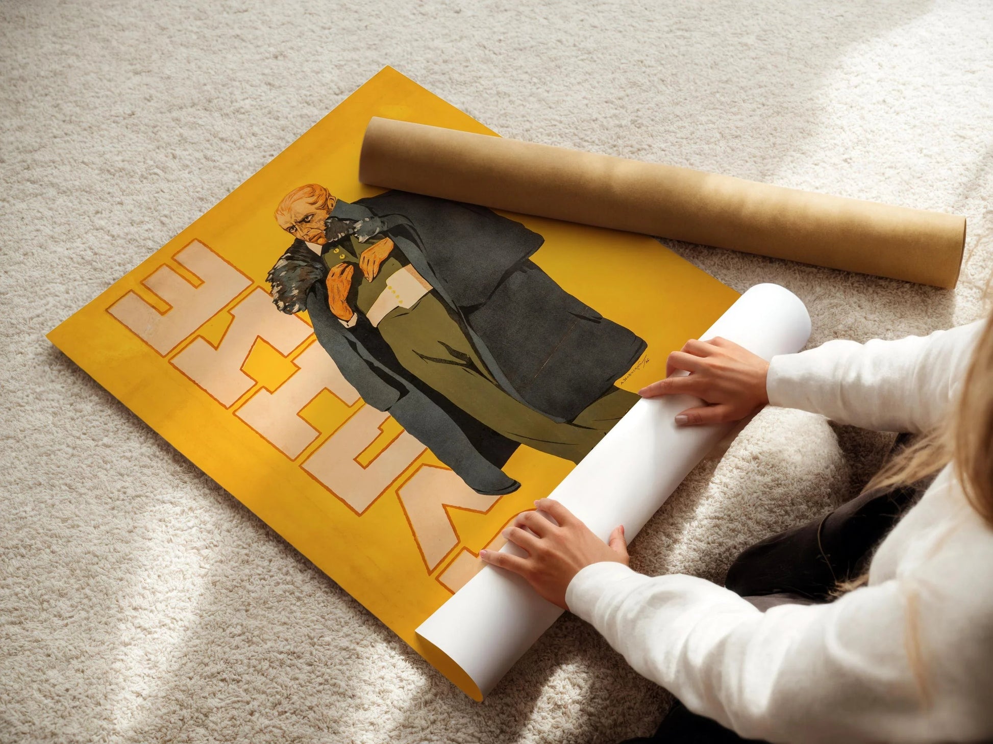 V. Strimaitis – Le Manteau (Gogol) | Superbe affiche de film soviétique jaune | Affiche vintage (disponible encadrée ou non encadrée)