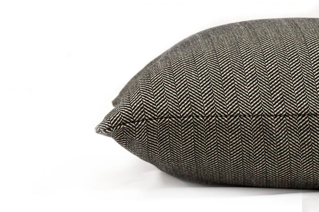 Housse de coussin à chevrons noirs