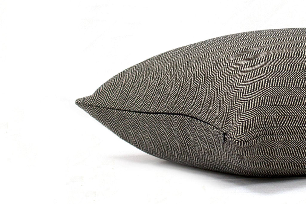 Housse de coussin à chevrons noirs
