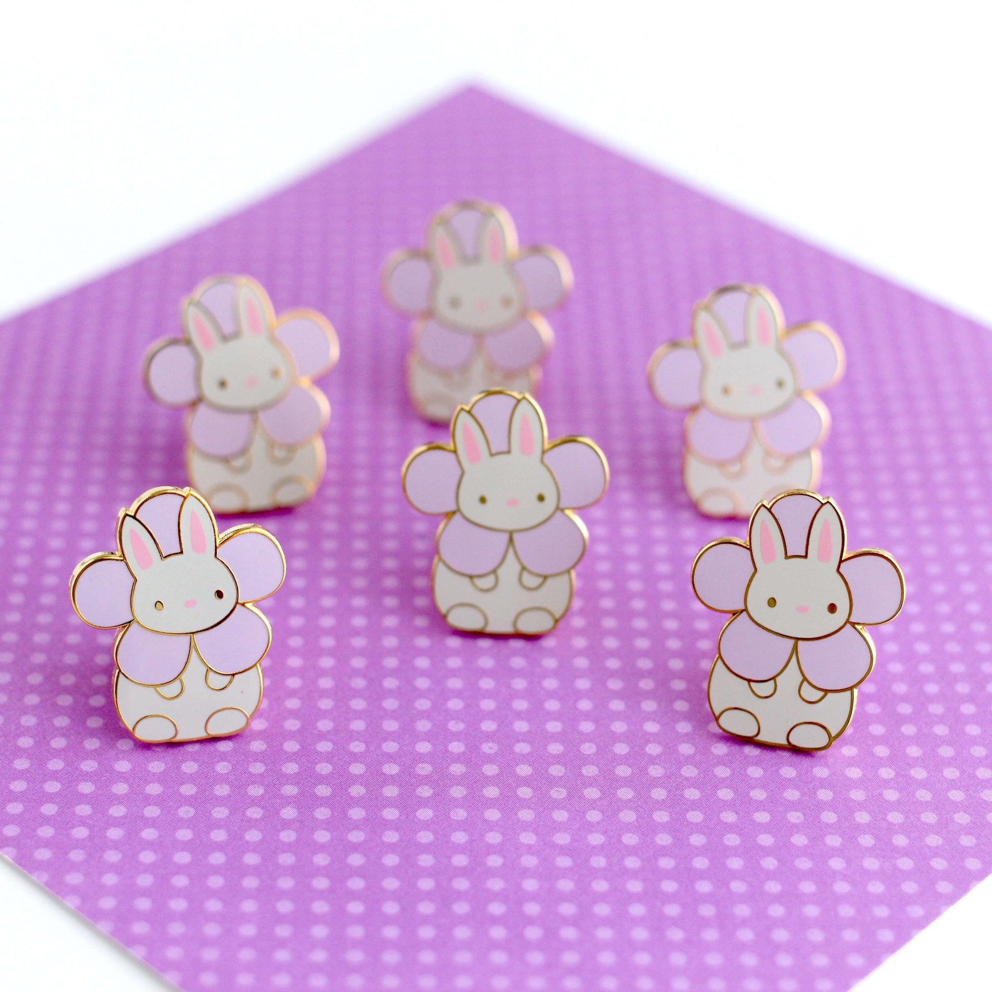 Pin's lapin violet - Badge de revers lapin - Pin's émaillé fleur - Pin's sac à dos