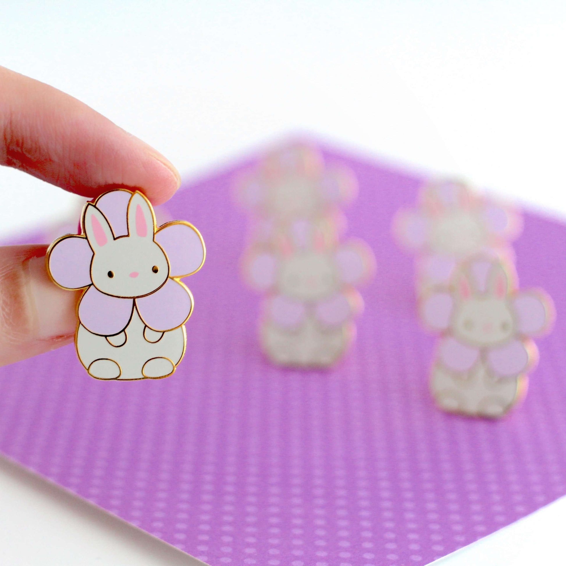 Pin's lapin violet - Badge de revers lapin - Pin's émaillé fleur - Pin's sac à dos