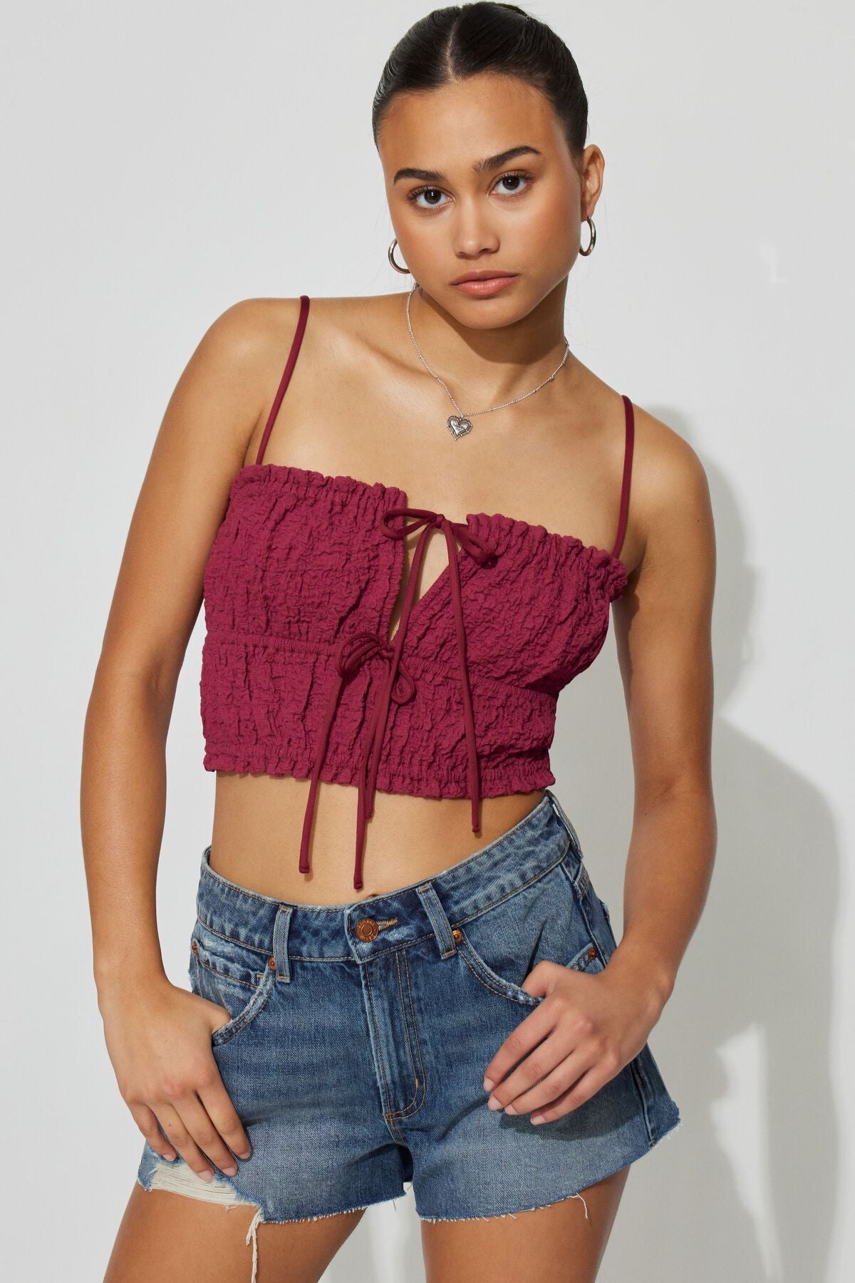 Camisole en tricot froissé à nouer sur le devant
