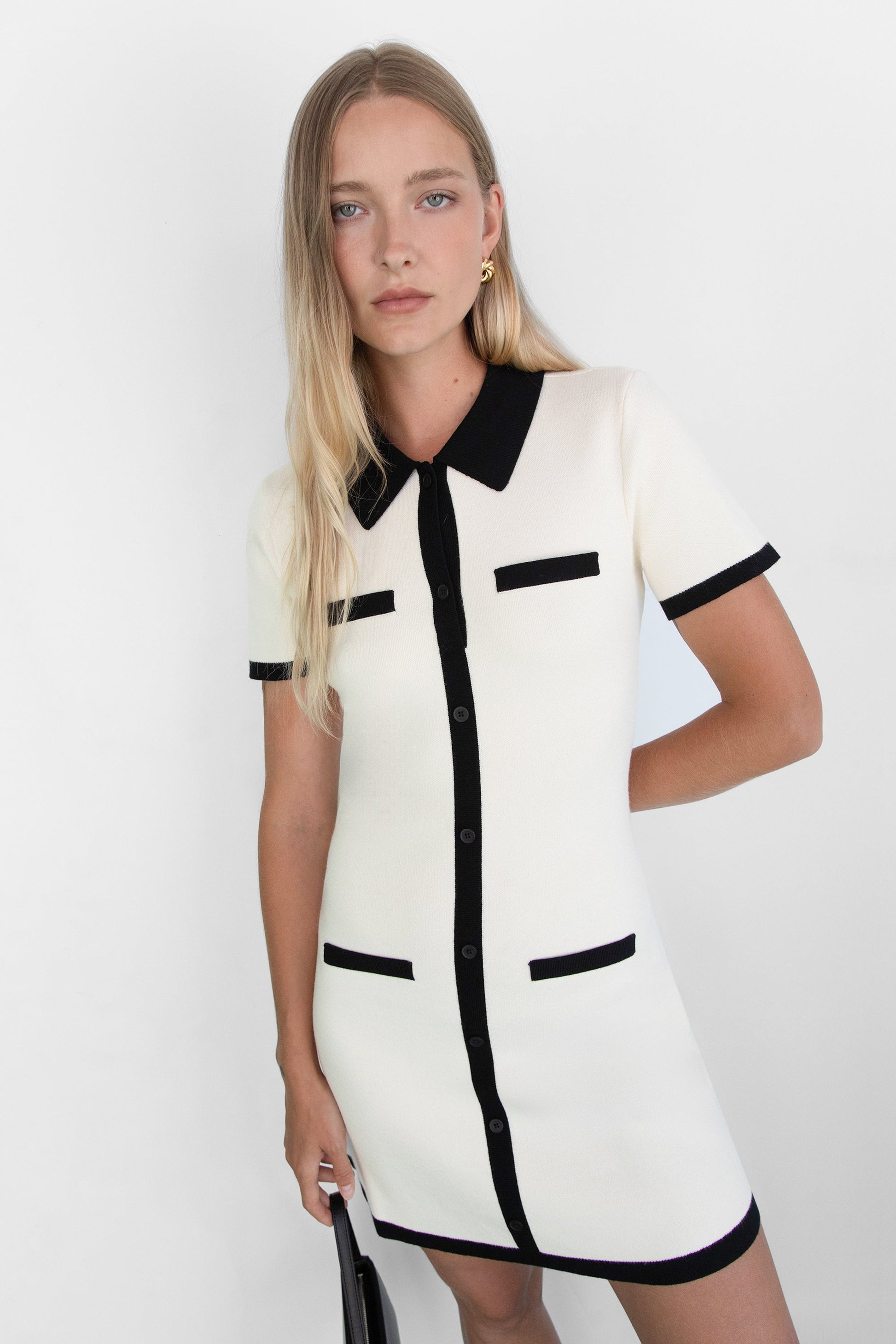 MINI-ROBE EN MAILLE À COL ET BORDURES CONTRASTÉES
