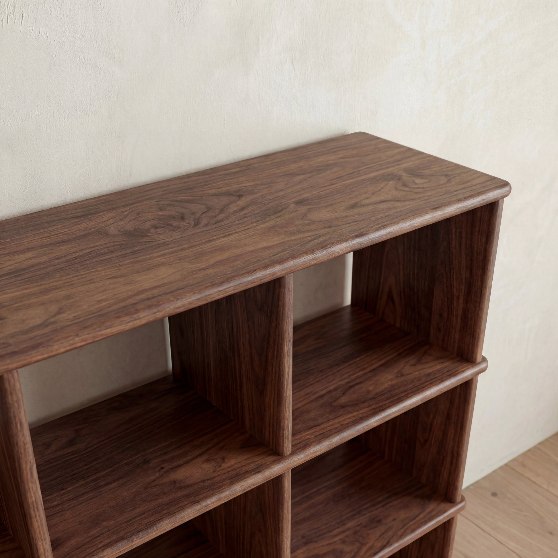 Étagère cubique en noyer