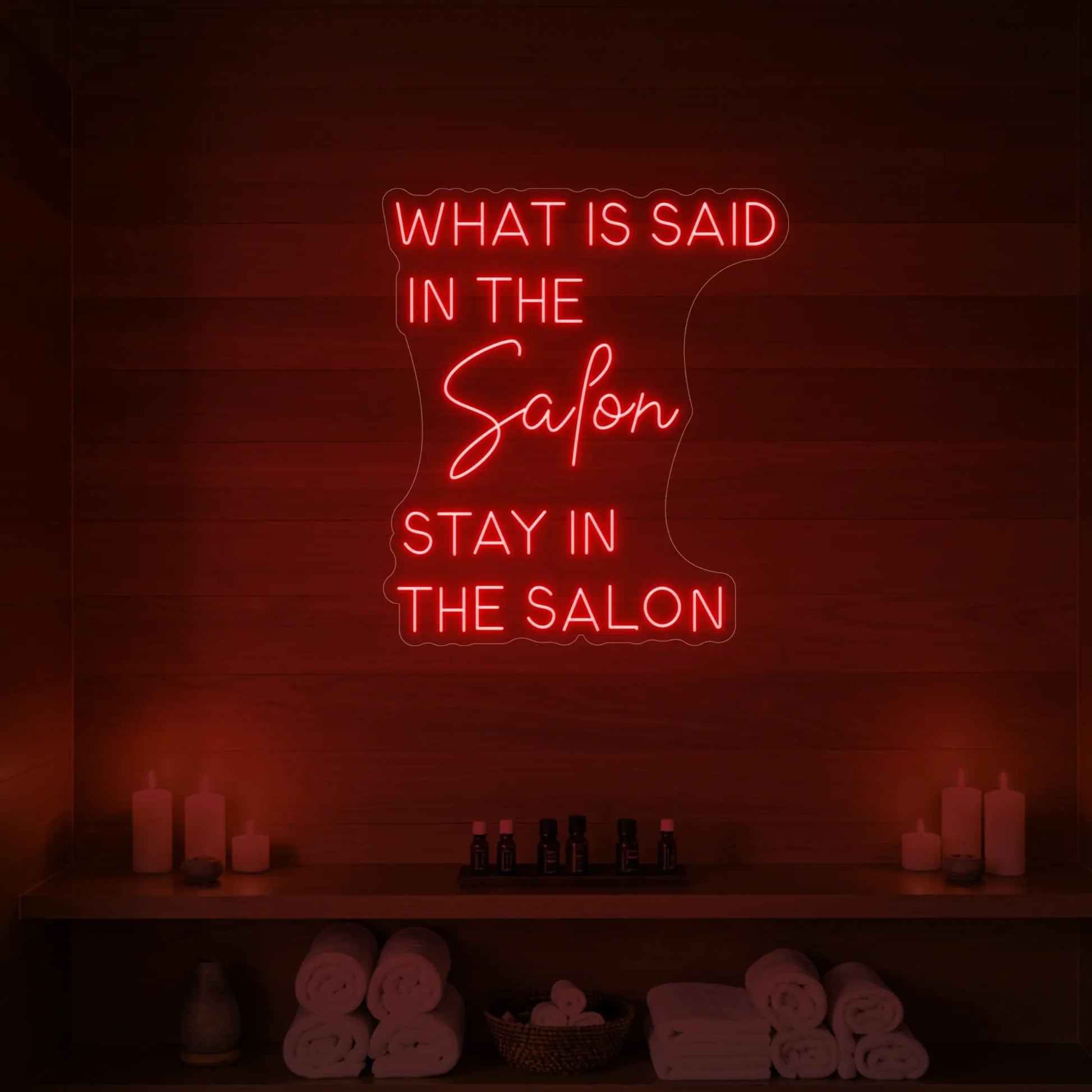 Que dit l'enseigne lumineuse du salon ?