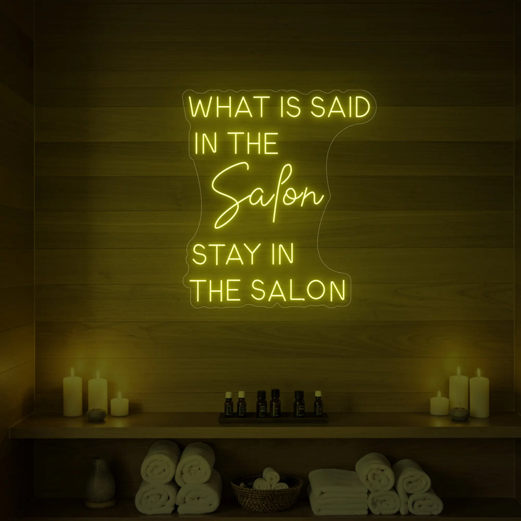 Que dit l'enseigne lumineuse du salon ?