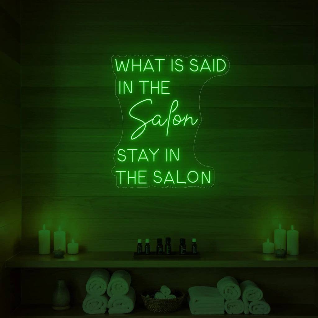 Que dit l'enseigne lumineuse du salon ?