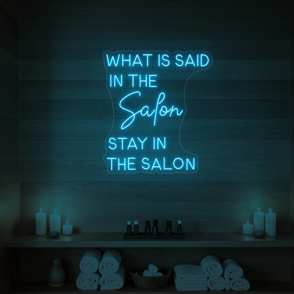 Que dit l'enseigne lumineuse du salon ?