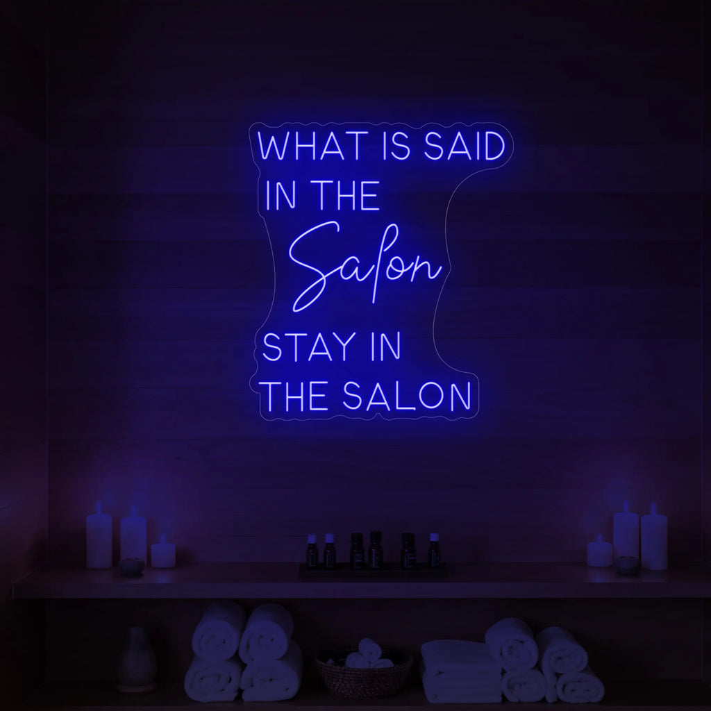 Que dit l'enseigne lumineuse du salon ?