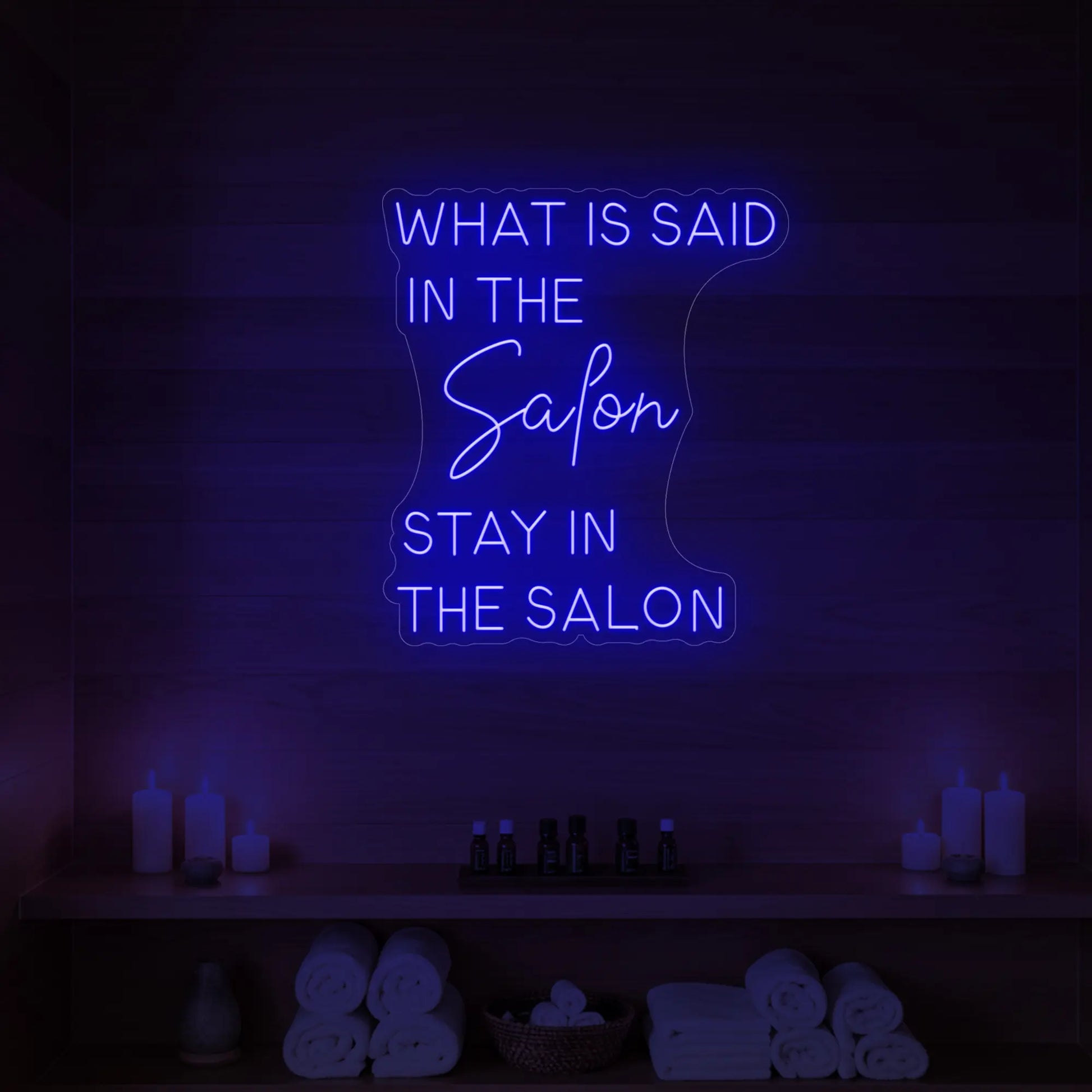 Que dit l'enseigne lumineuse du salon ?