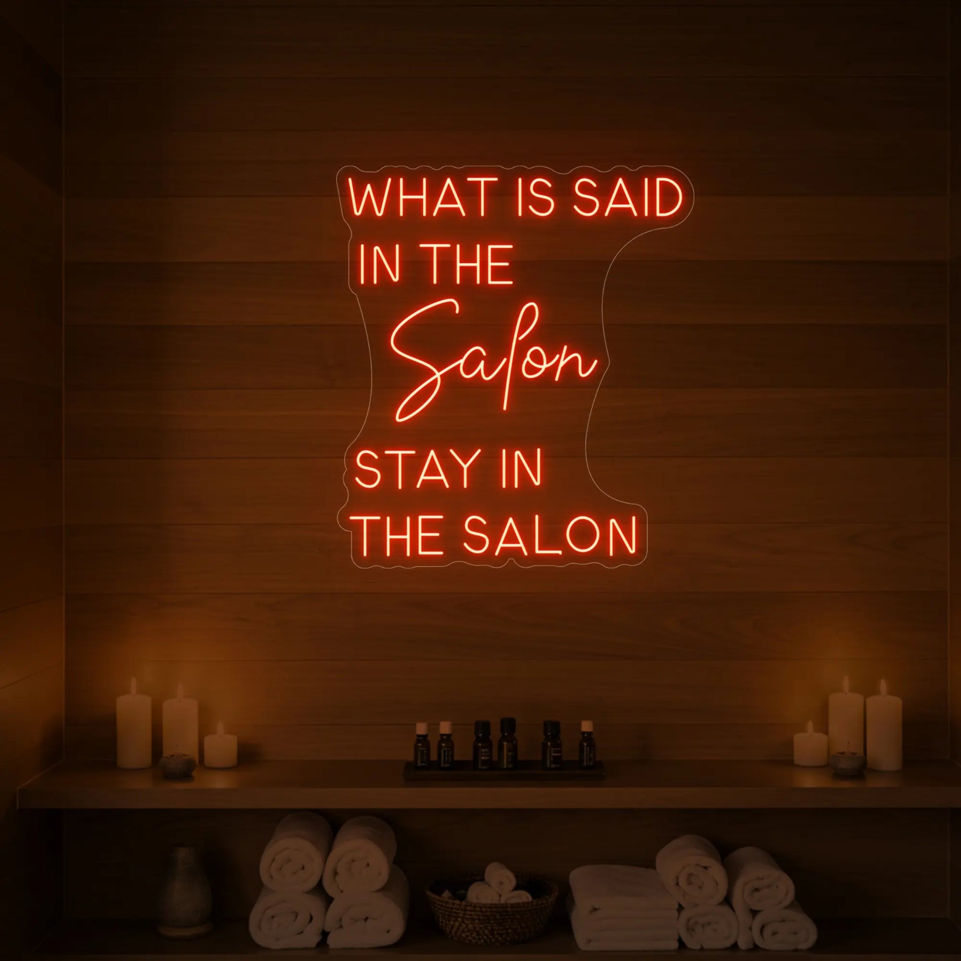 Que dit l'enseigne lumineuse du salon ?