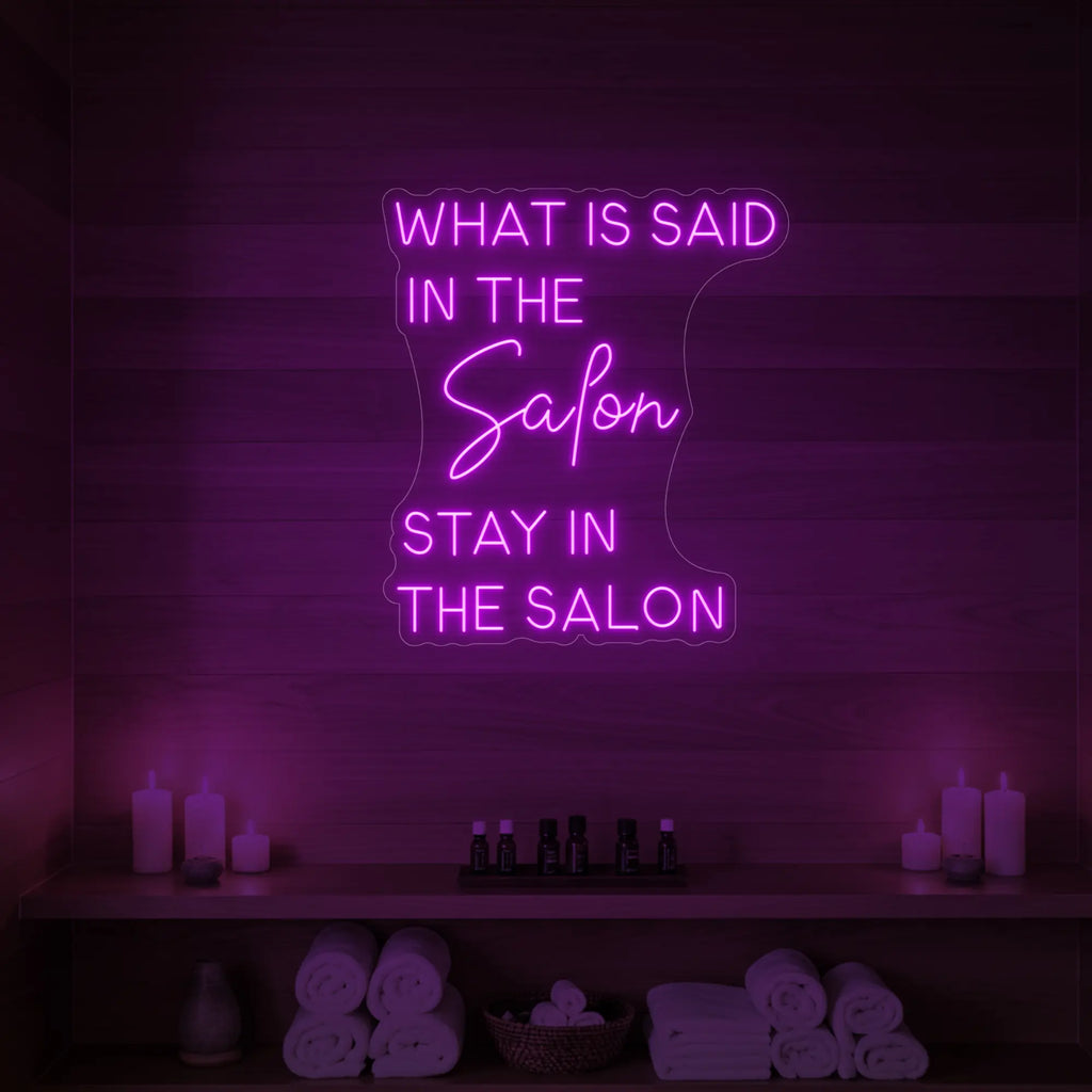 Que dit l'enseigne lumineuse du salon ?