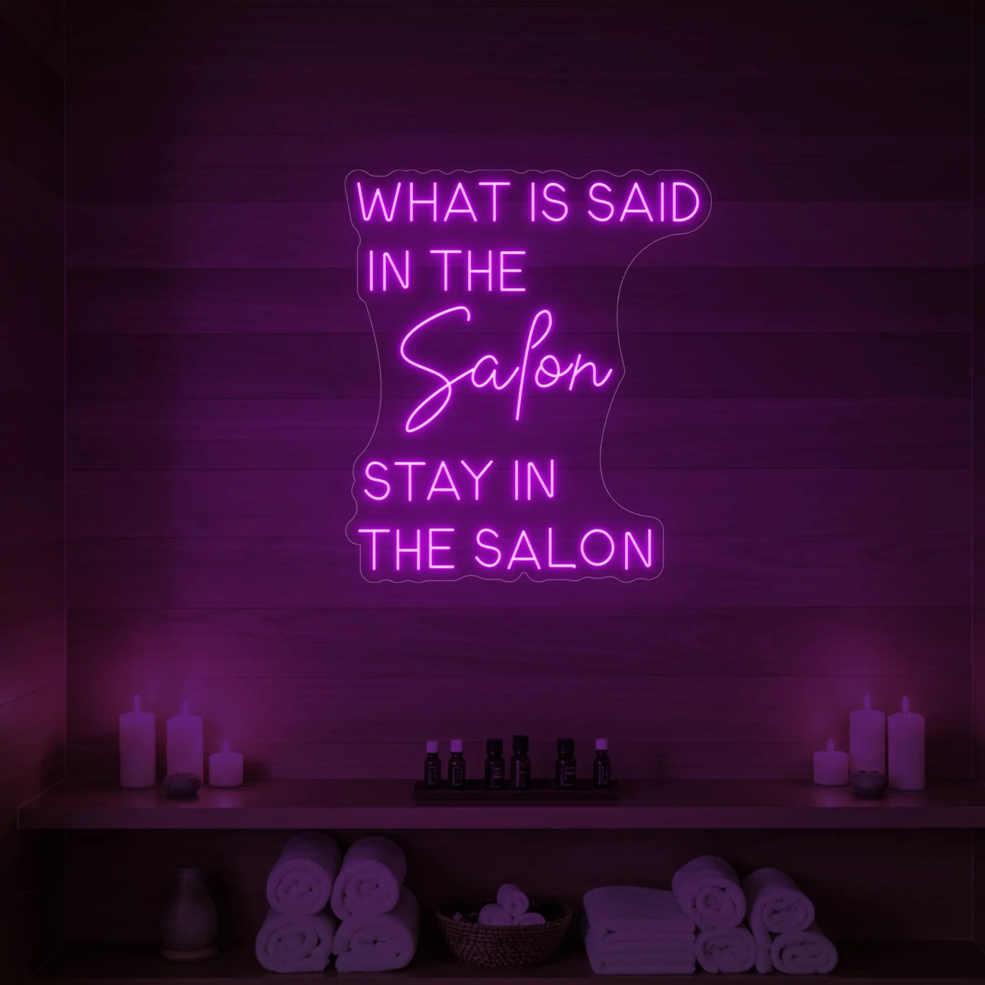 Que dit l'enseigne lumineuse du salon ?