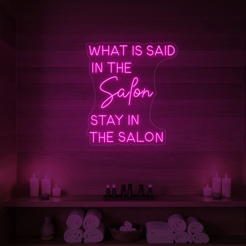 Que dit l'enseigne lumineuse du salon ?