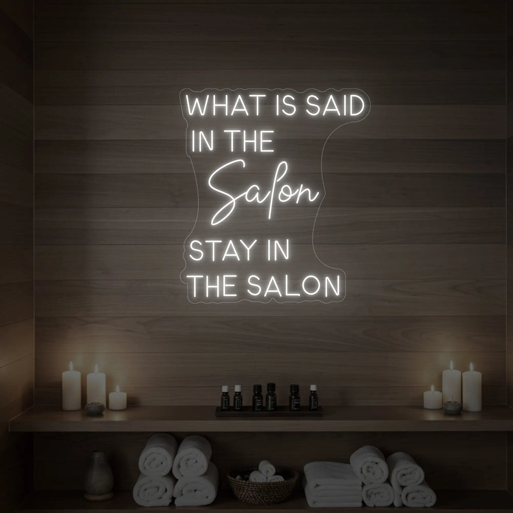 Que dit l'enseigne lumineuse du salon ?