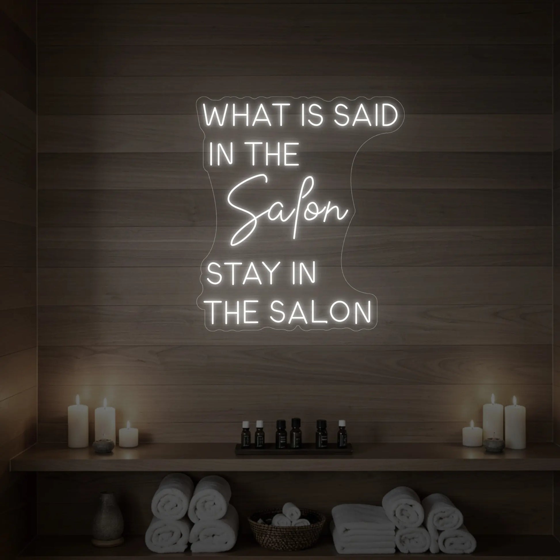 Que dit l'enseigne lumineuse du salon ?
