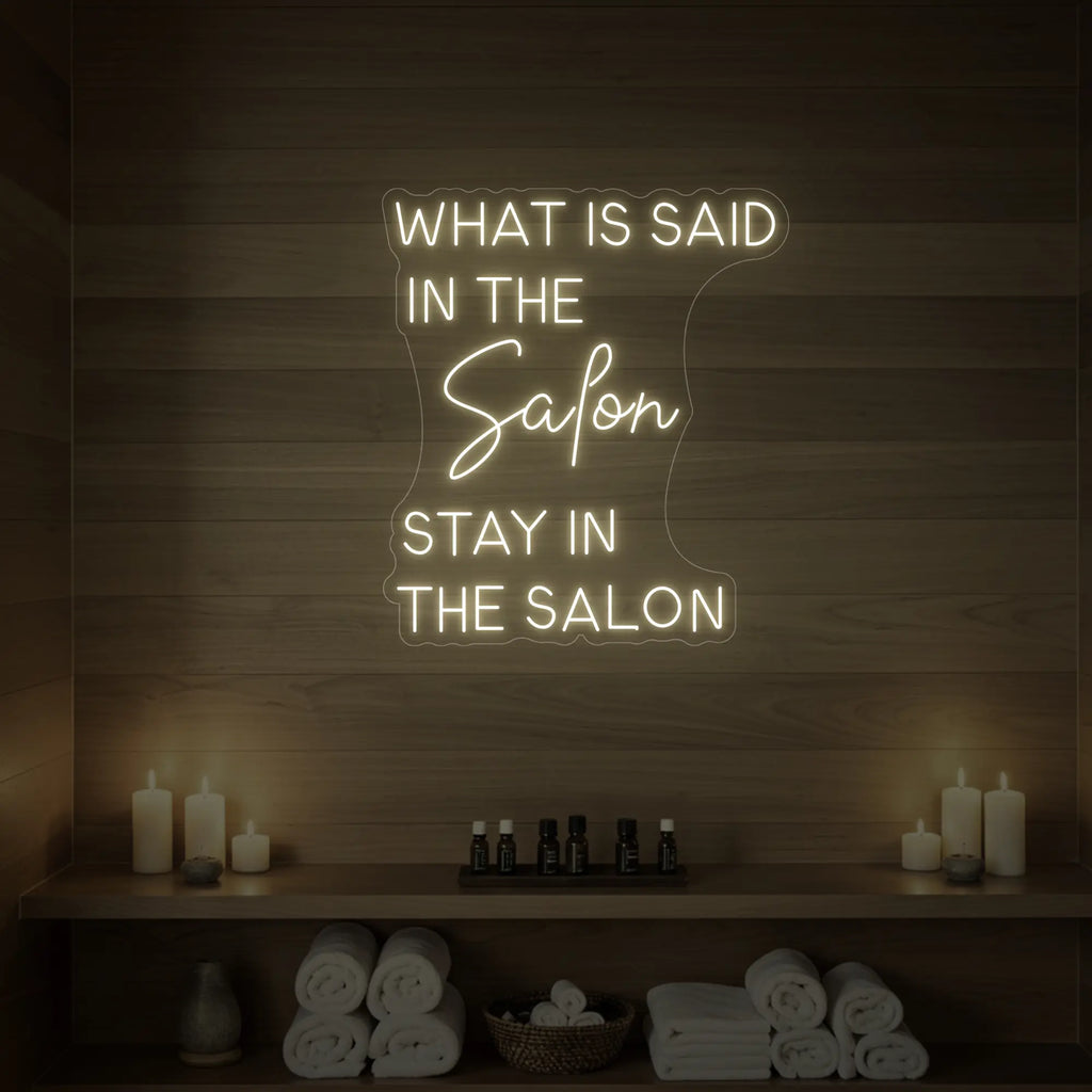Que dit l'enseigne lumineuse du salon ?