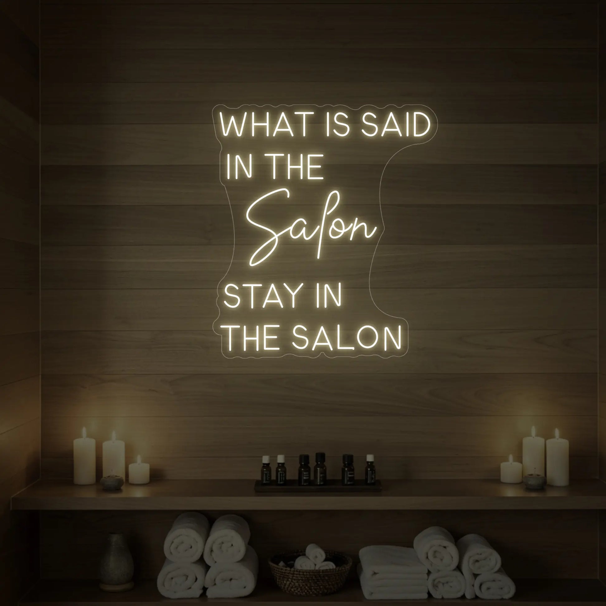 Que dit l'enseigne lumineuse du salon ?