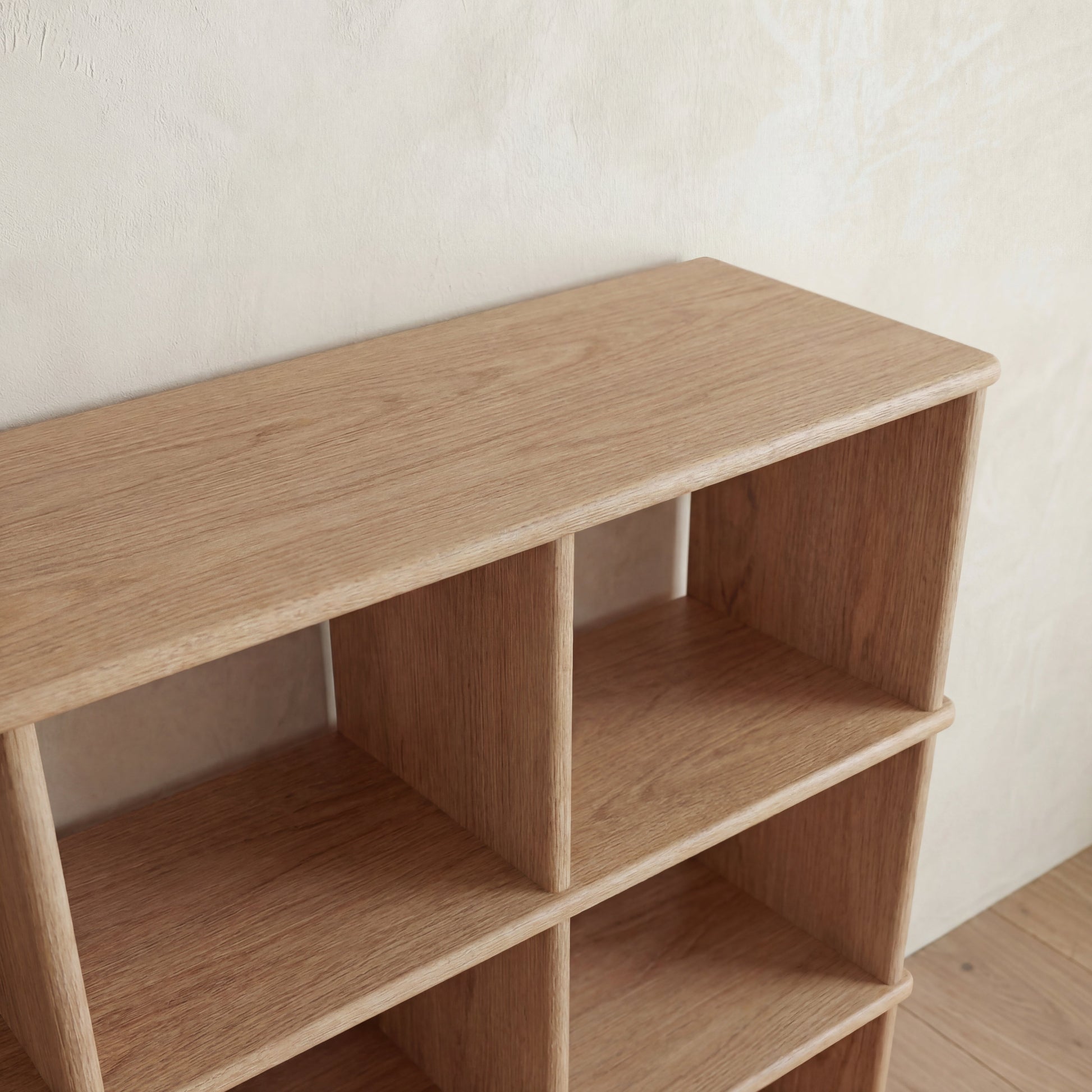 Cube bookshelf in white oak